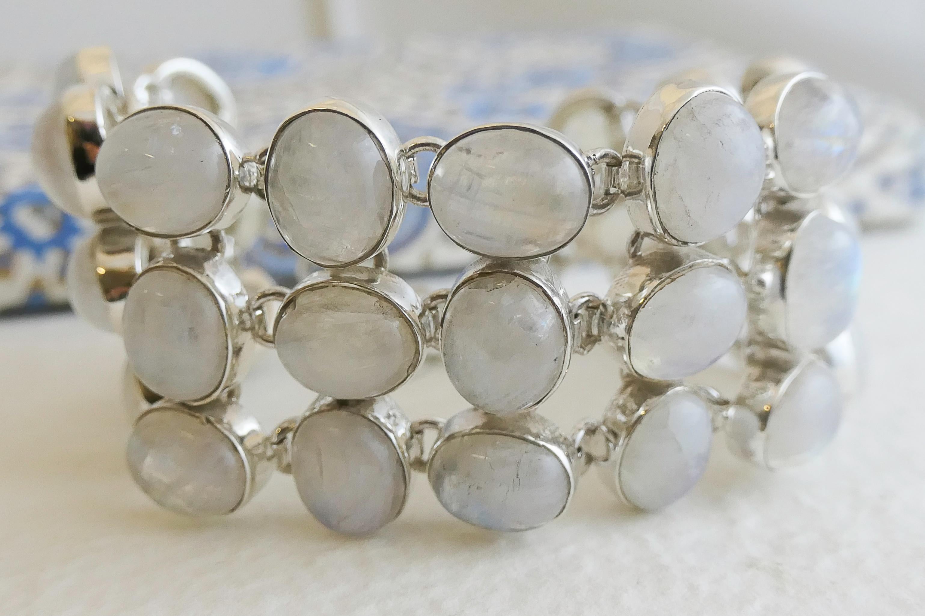 Le pietre di luna cabochon 8x11 mm sono incastonate nell'argento sterling.  La larghezza è di 3,5 cm. La lunghezza è di 6  pollici  con una catena di prolungamento da 1,5 pollici, per una lunghezza totale massima di 7,5 pollici.  Tutto il metallo è