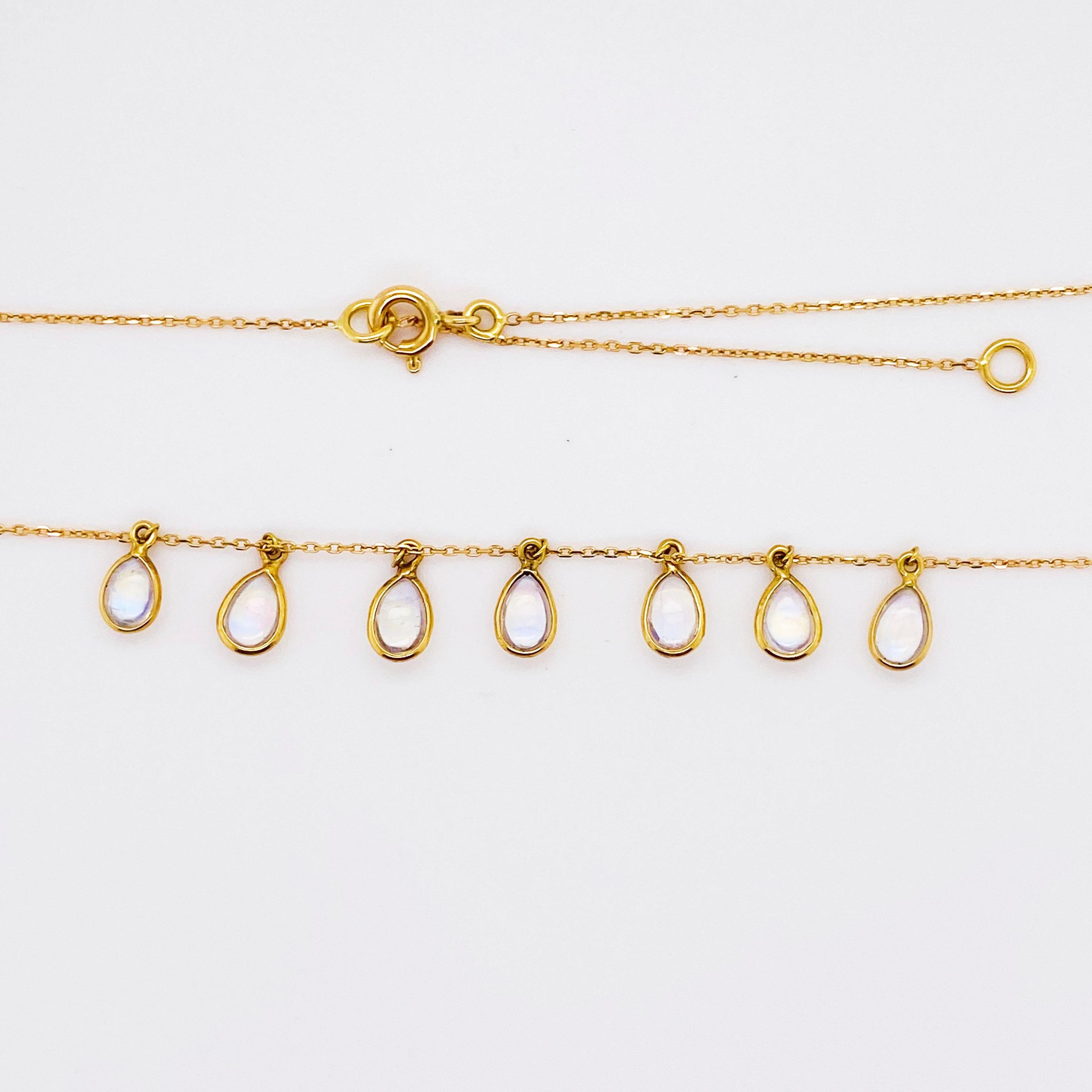 Regenbogen-Mondstein-Halskette in Birnenform mit sieben baumelnden Edelsteinen. Die Halskette ist auf zwei verschiedene Längen einstellbar: eine auf 18 Zoll und die andere auf 15 Zoll.  Diese Halskette macht viel Spaß und eignet sich perfekt als