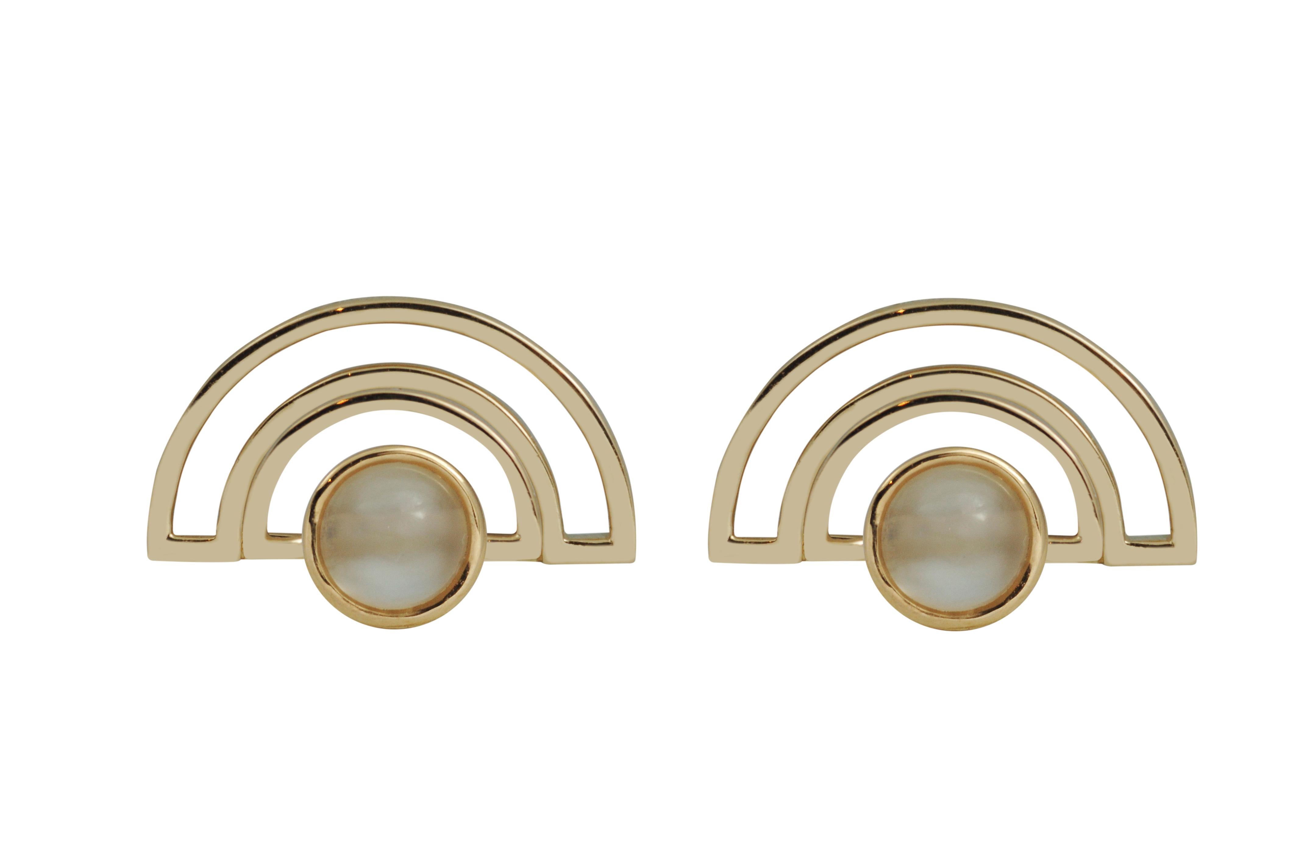 Cabochon Orecchini con pietra di luna con riflesso a torsione e montatura in oro 18K in vendita
