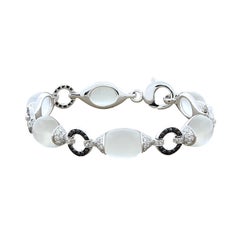 Bracelet en or avec pierre de lune et diamants blancs et noirs