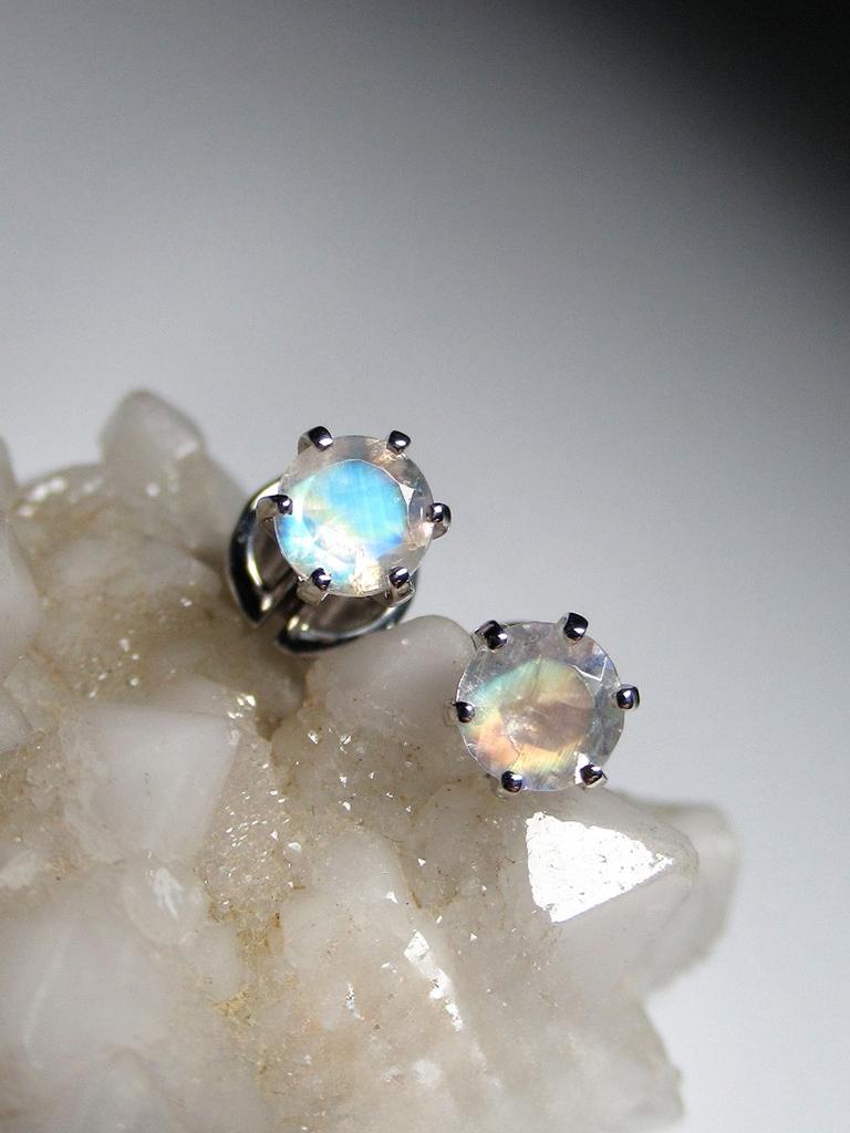 Moonstone White Gold Earrings Round Cut Rainbow Shimmer Clear Gem Minimalism In New Condition For Sale In Berlin, DE