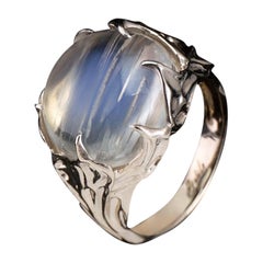 Bague unisexe Adularia Herbarium en or blanc et pierre de lune inspirée de la fleur