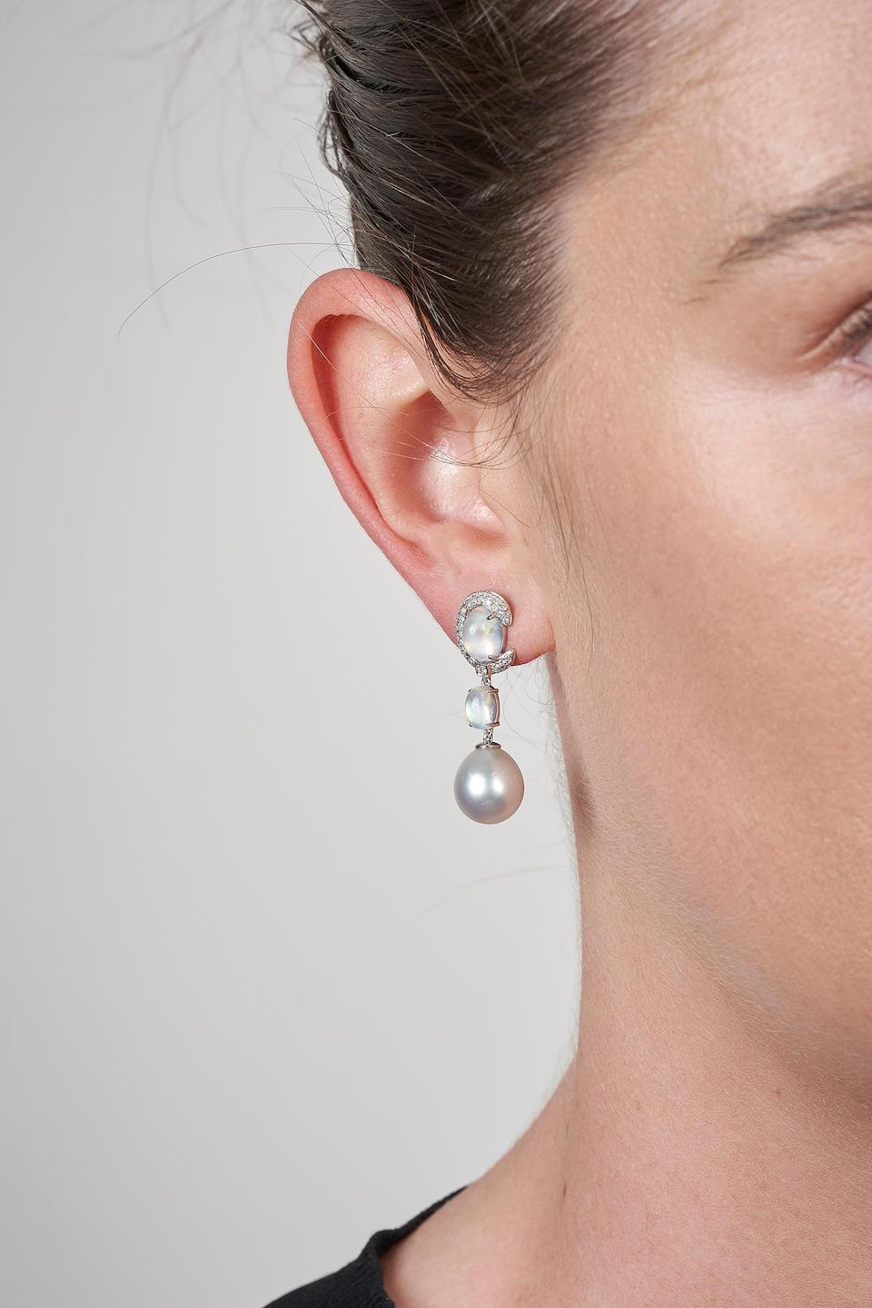 Eostre Mondstein, weiße Südseeperle und Diamant-Ohrring aus 18 Karat Gold im Angebot 1