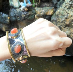 Pietra di luna con zaffiro nero incastonato in un braccialetto d'argento