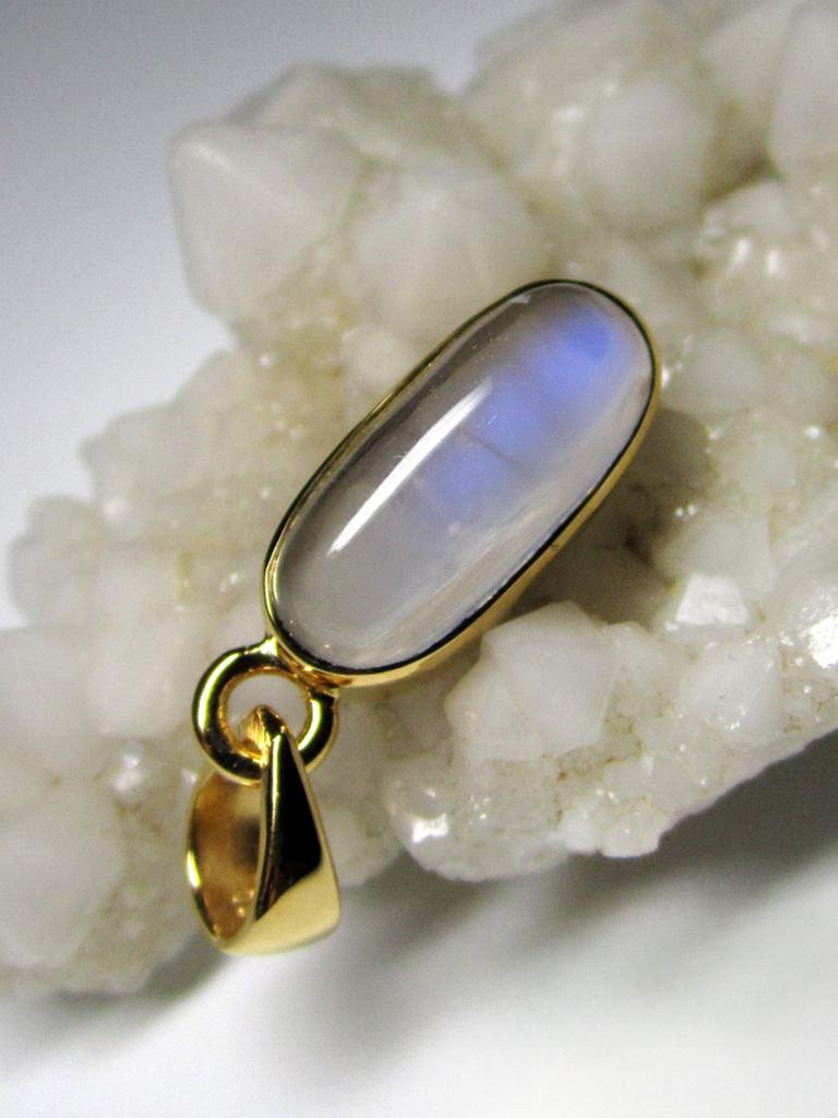 Moonstone Yellow Gold Pendant Cabochon Gemstone Unisex For Sale 4