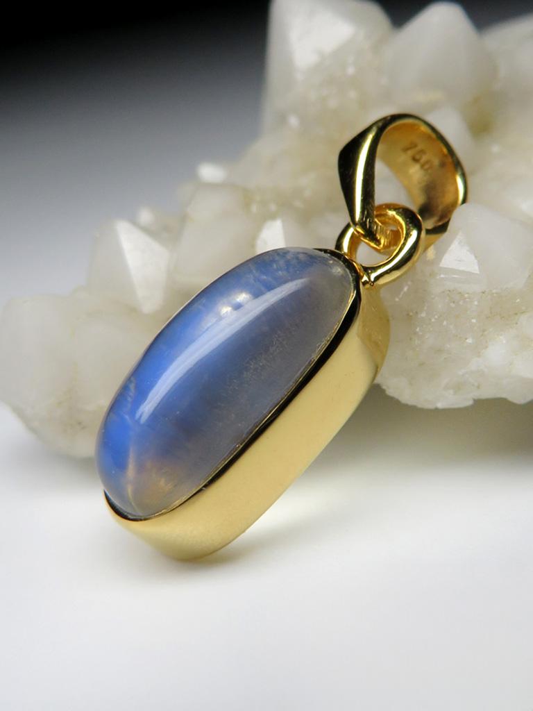 Ciondolo in oro giallo 18K con pietra di luna naturale di alta qualità cabochon
origine della pietra di luna - Birmania
Misure della pietra - 0,28 х 0,24 х 0,51 in / 7 х 6 х 13 mm
Peso della pietra di luna - 4,45 carati
Peso del ciondolo: 2.34