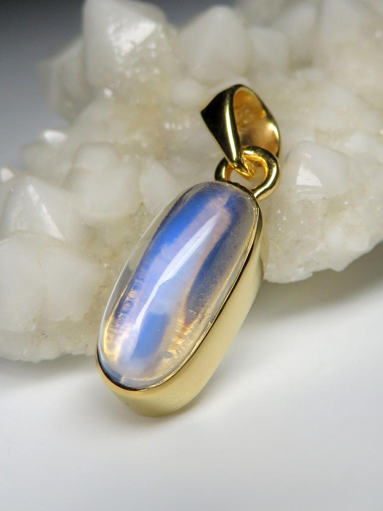 Artigiano Ciondolo in oro giallo Moonstone Cabochon Gemstone Unisex in vendita