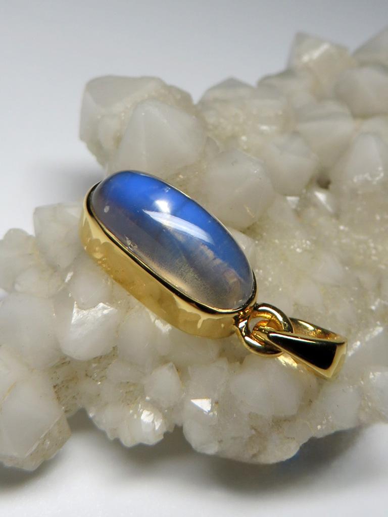 Ciondolo in oro giallo Moonstone Cabochon Gemstone Unisex In condizioni Nuovo in vendita a Berlin, DE