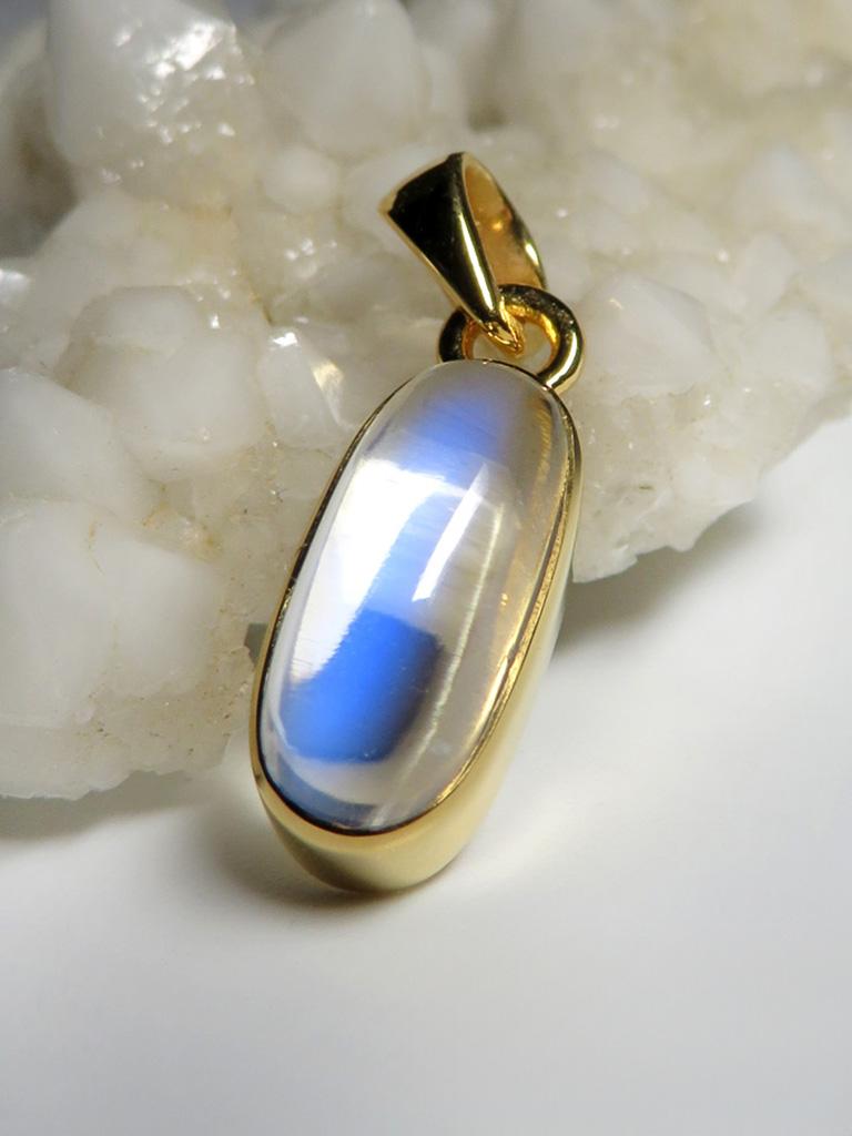 Ciondolo in oro giallo Moonstone Cabochon Gemstone Unisex in vendita 1