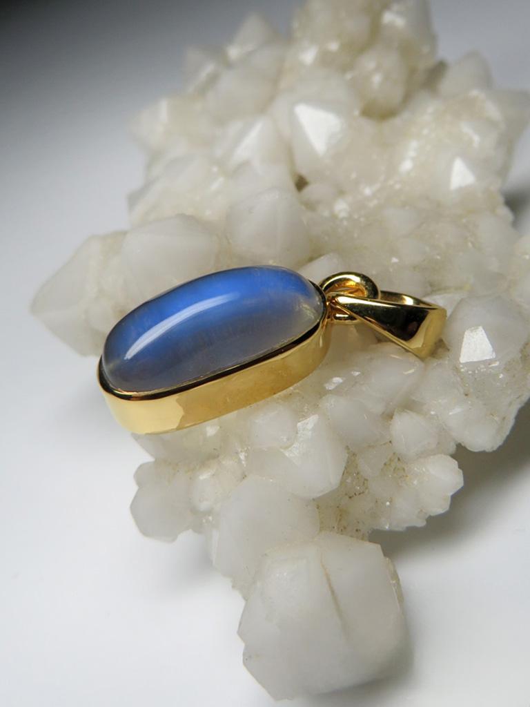 Ciondolo in oro giallo Moonstone Cabochon Gemstone Unisex in vendita 3