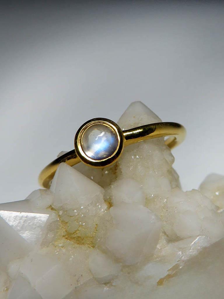 Moonstone Yellow Gold Ring Gem Report Round Cabochon LGBTQ Engagement Minimalism In New Condition For Sale In Berlin, DE