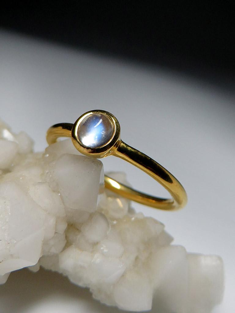 Women's or Men's Moonstone Yellow Gold Ring Gem Report Round Cabochon LGBTQ Engagement Minimalism For Sale