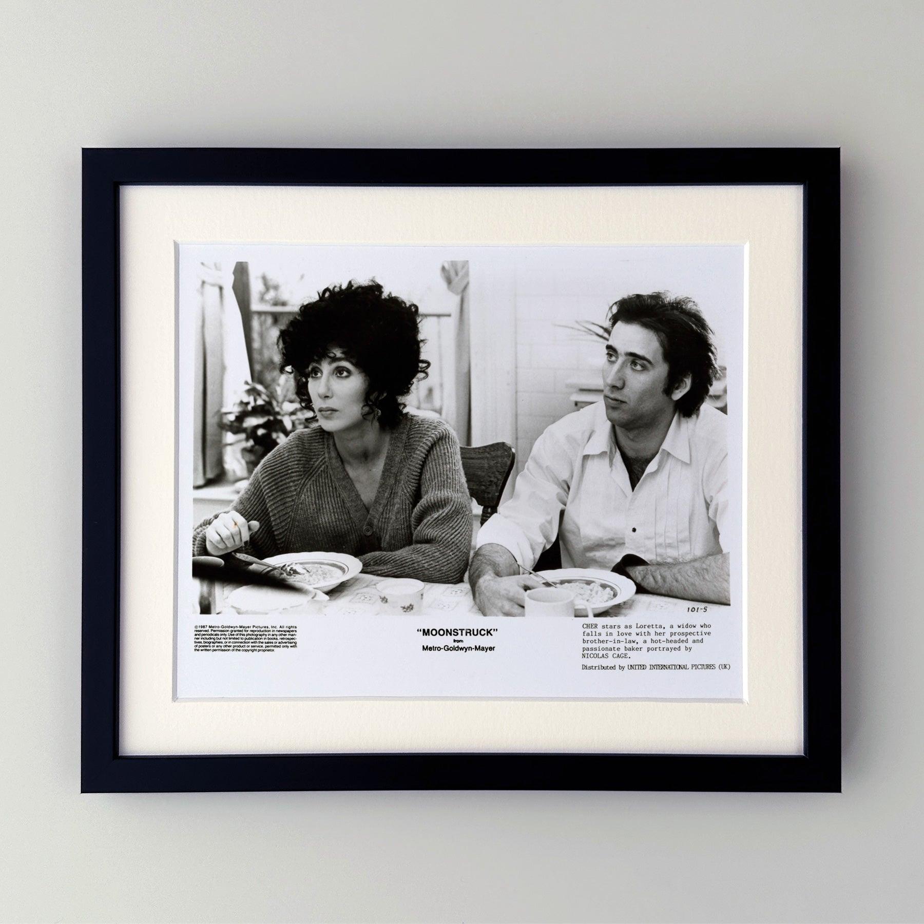  Original 8x10 Zoll Publicity Film Still für Moonstruck (1987) mit Cher und Nicolas Cage. 

Werbefotos (Film/Produktion) wurden erstellt, um die Studios bei der Werbung für ihre neuen Filme zu unterstützen. Die Standbilder wurden den Pressemappen