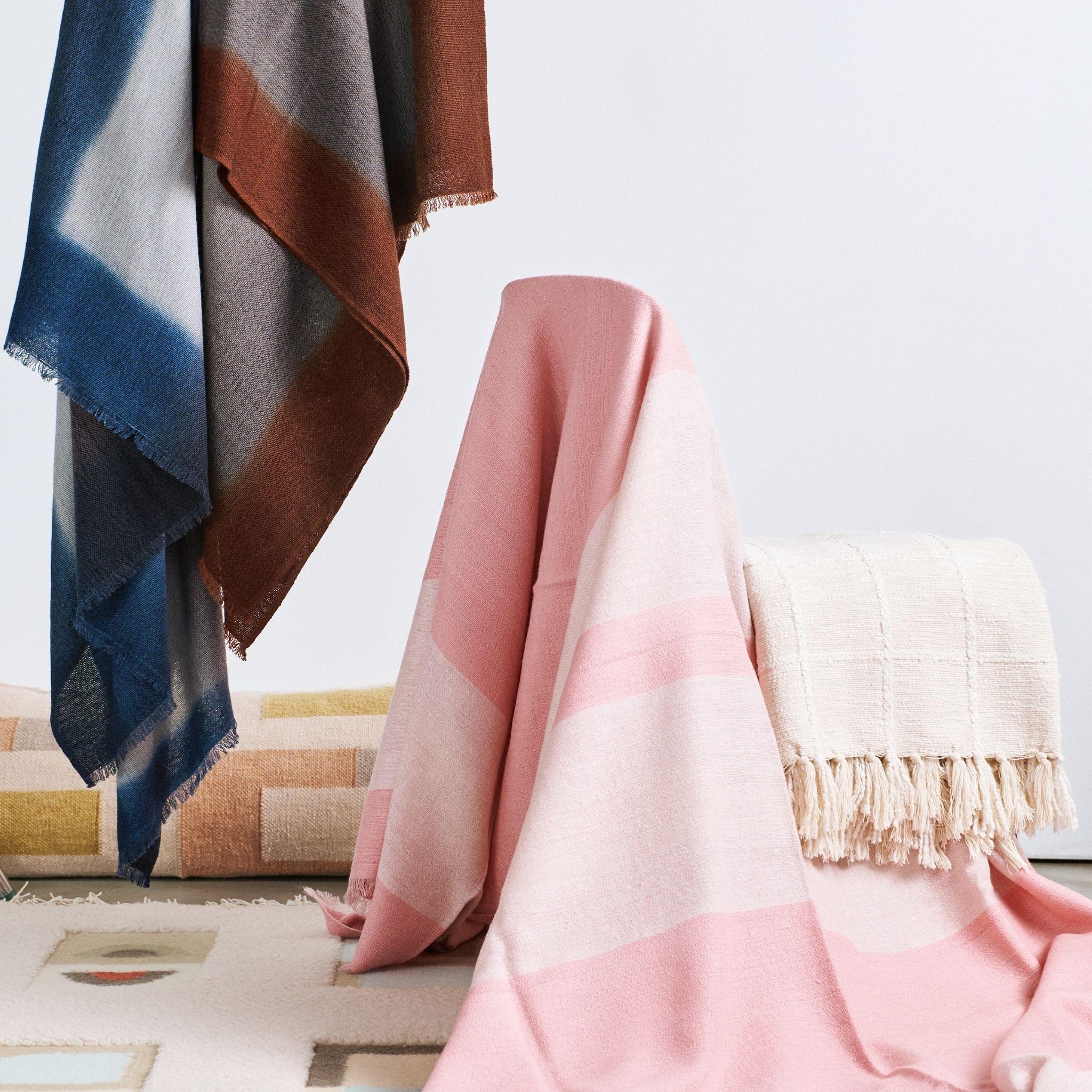 Moonstruck Merino Throw intrecciato a mano in blu, grigio, nero e con morbide sfumature. in vendita 4