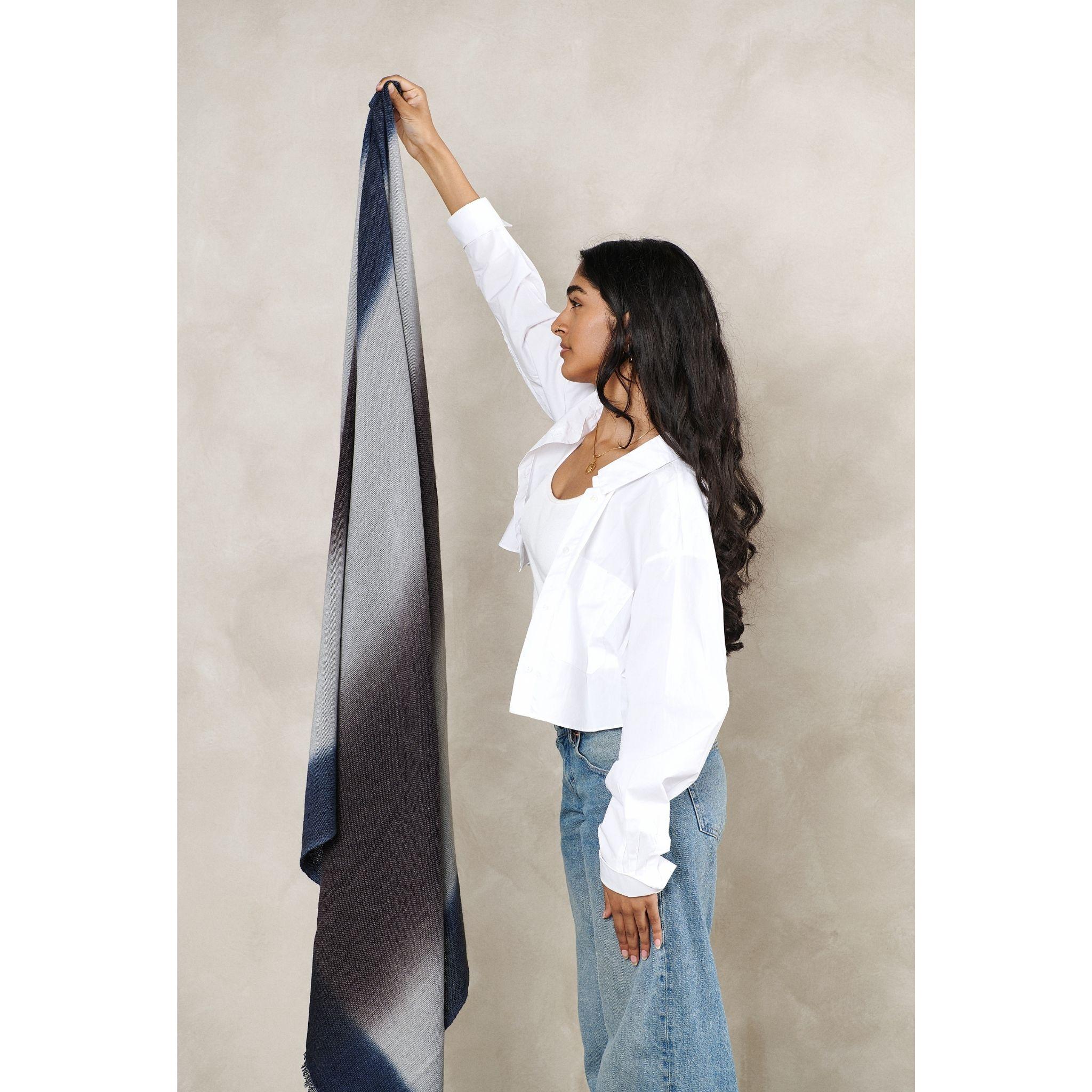 Moonstruck Merino Throw intrecciato a mano in blu, grigio, nero e con morbide sfumature. in vendita 1