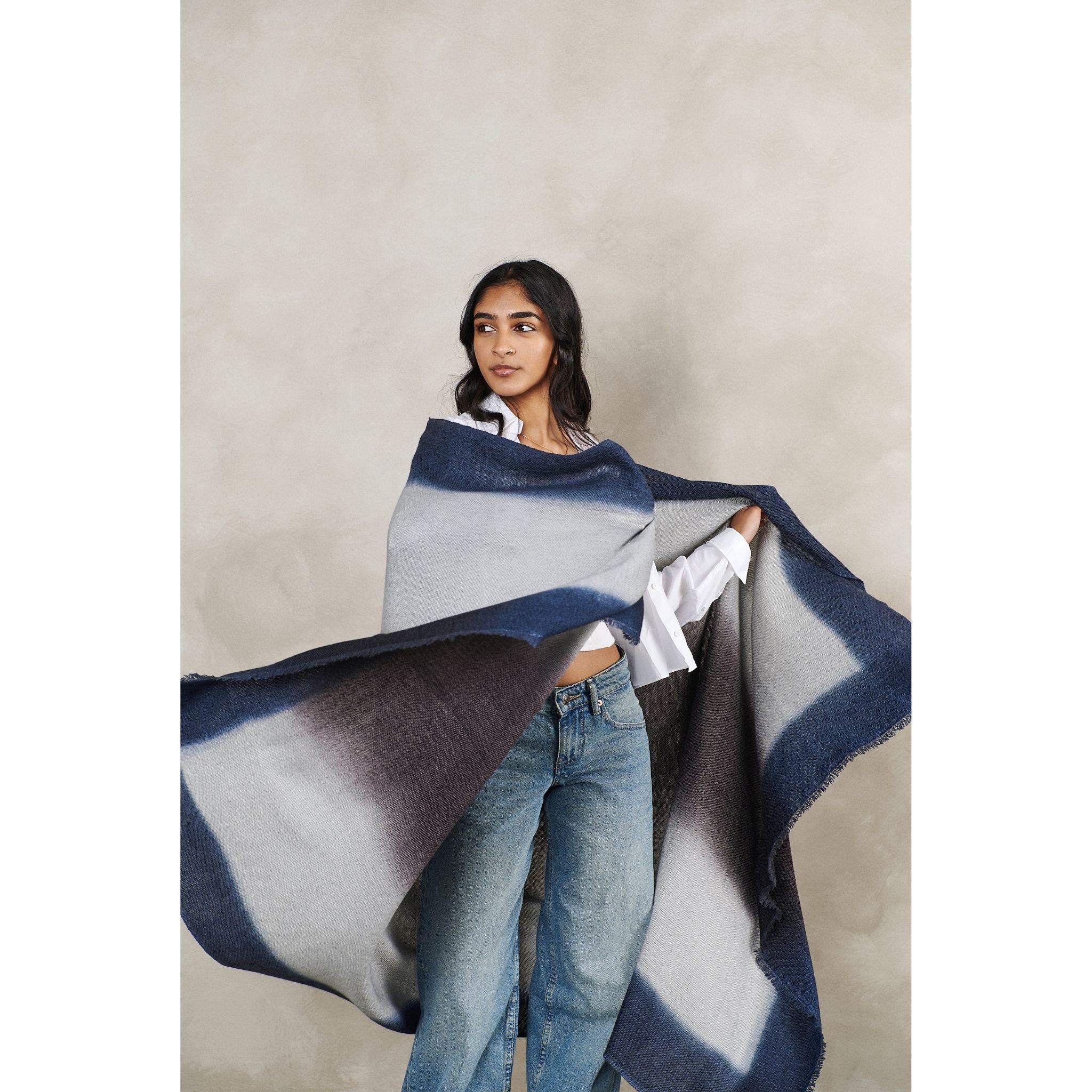 Filato Moonstruck Merino Throw intrecciato a mano in blu, grigio, nero e con morbide sfumature. in vendita