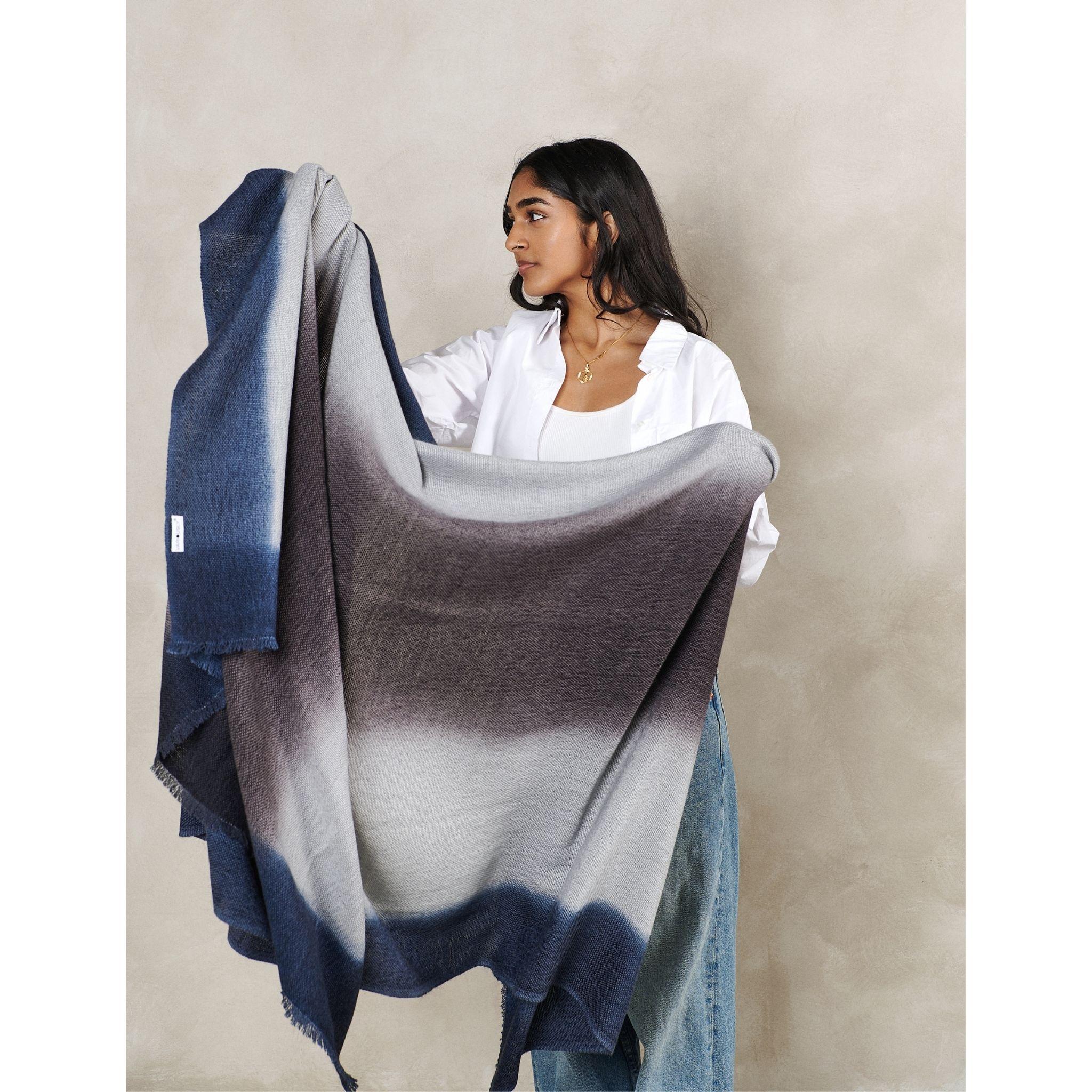 Moderno Moonstruck Merino Throw intrecciato a mano in blu, grigio, nero e con morbide sfumature. in vendita