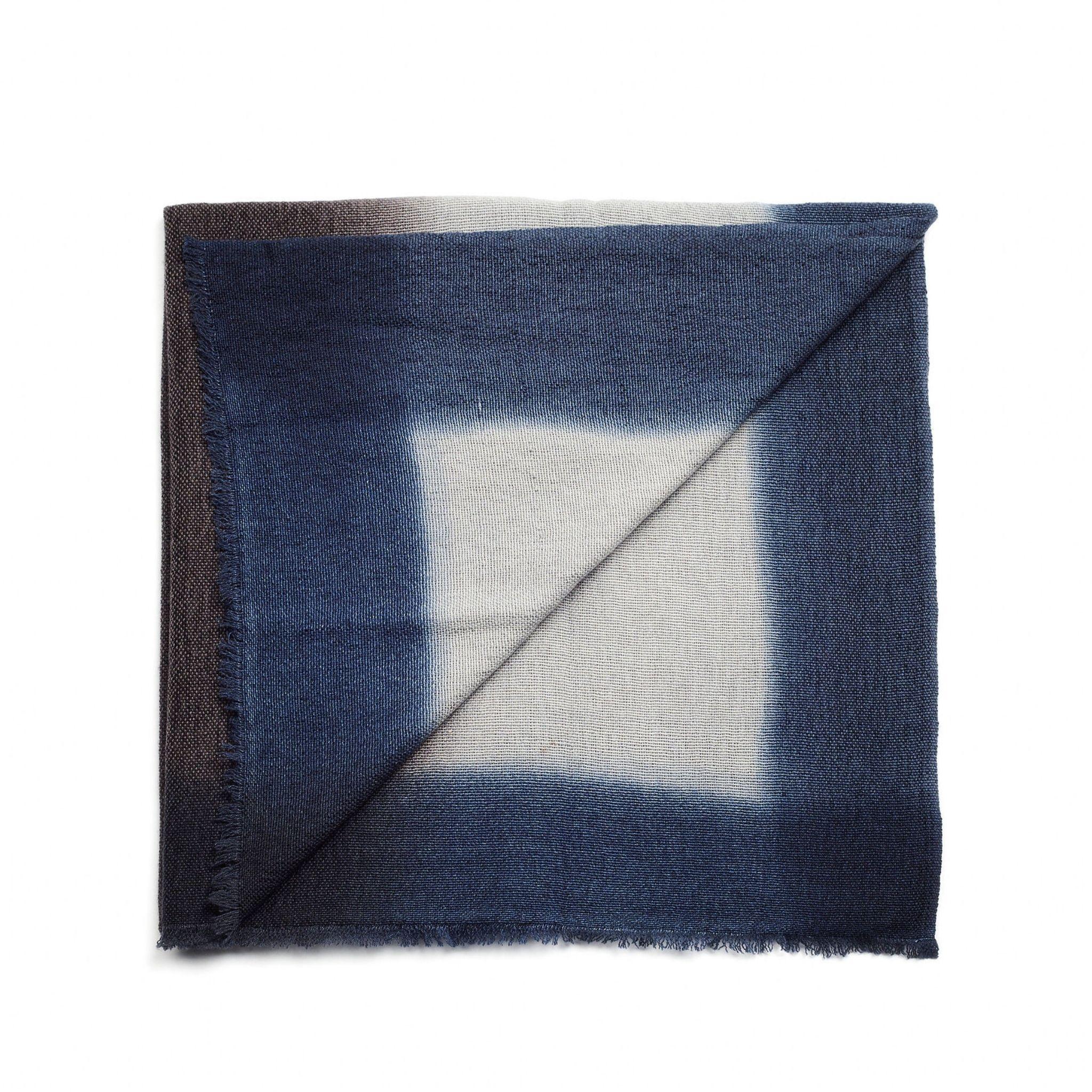 Nepalese Moonstruck Merino Throw intrecciato a mano in blu, grigio, nero e con morbide sfumature. in vendita