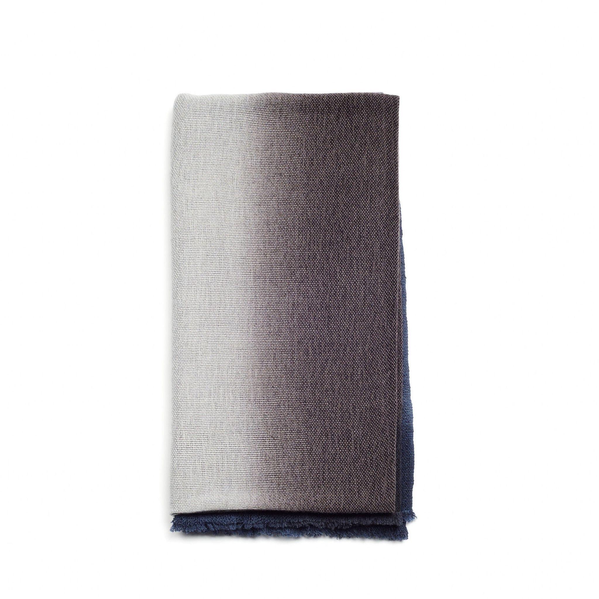 Moonstruck Merino Throw intrecciato a mano in blu, grigio, nero e con morbide sfumature. In condizioni Nuovo in vendita a Bloomfield Hills, MI