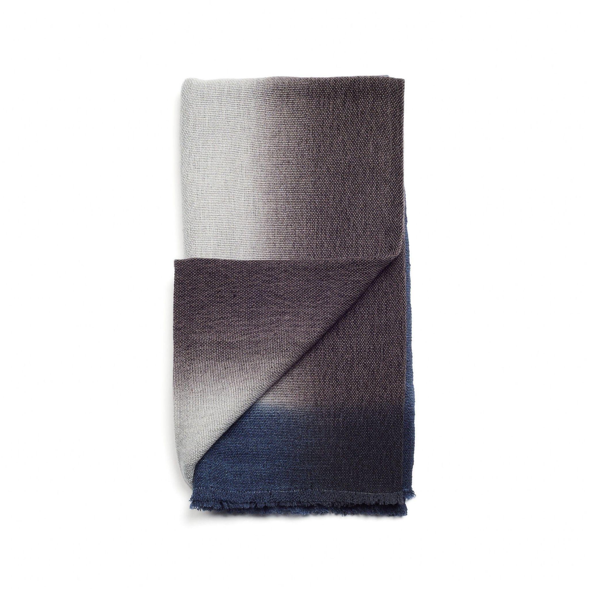 Moonstruck Merino Throw intrecciato a mano in blu, grigio, nero e con morbide sfumature. in vendita 2