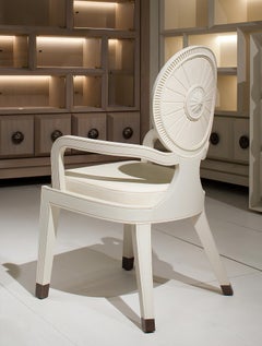 Silla con Brazos MOON&SUN de Roble Blanco con Respaldo Tallado y Revestimiento de Piel