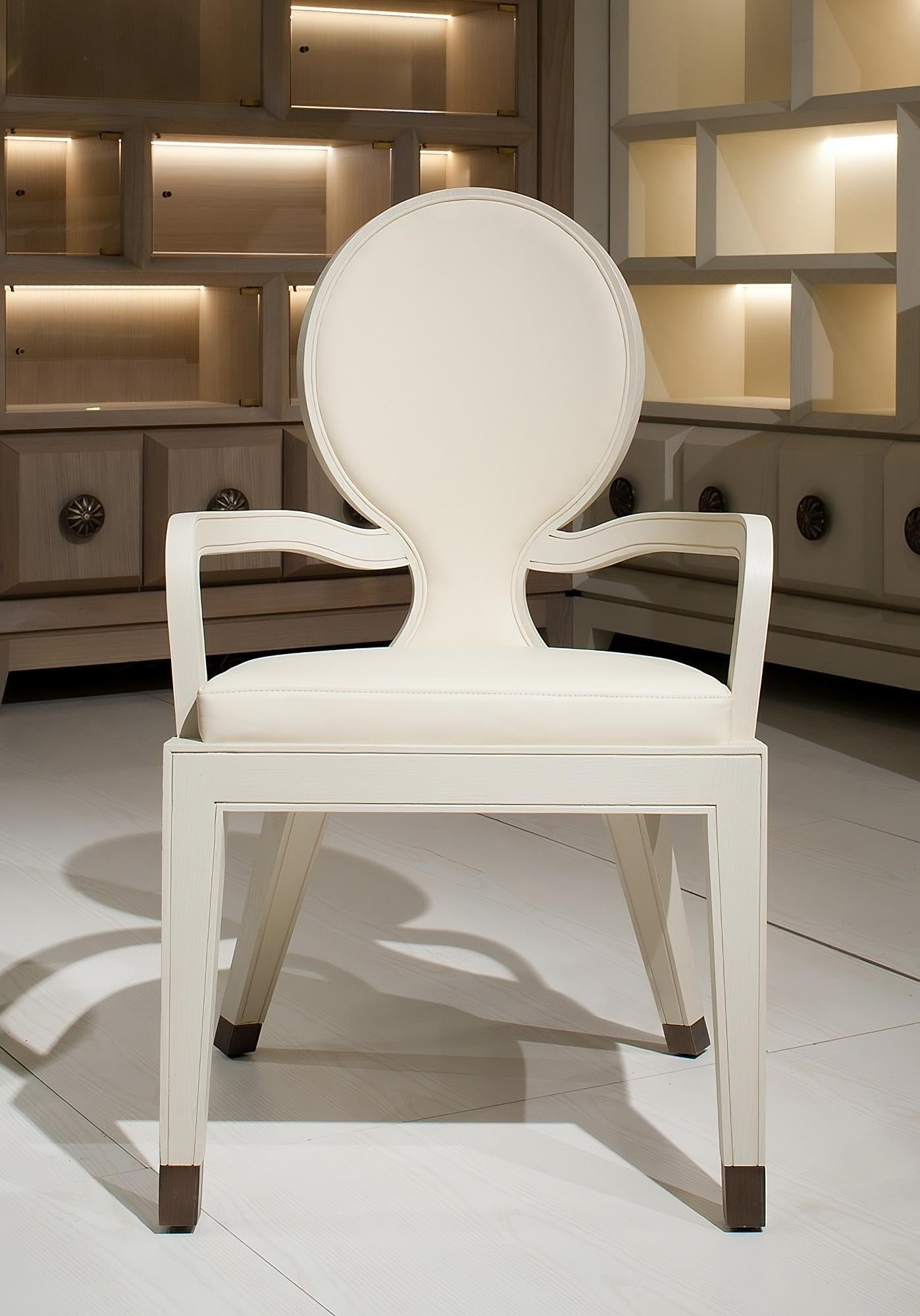 Italiano Sedia MOON&SUN con braccioli in Oak Oak bianco con schienale intagliato e rivestimento in pelle in vendita