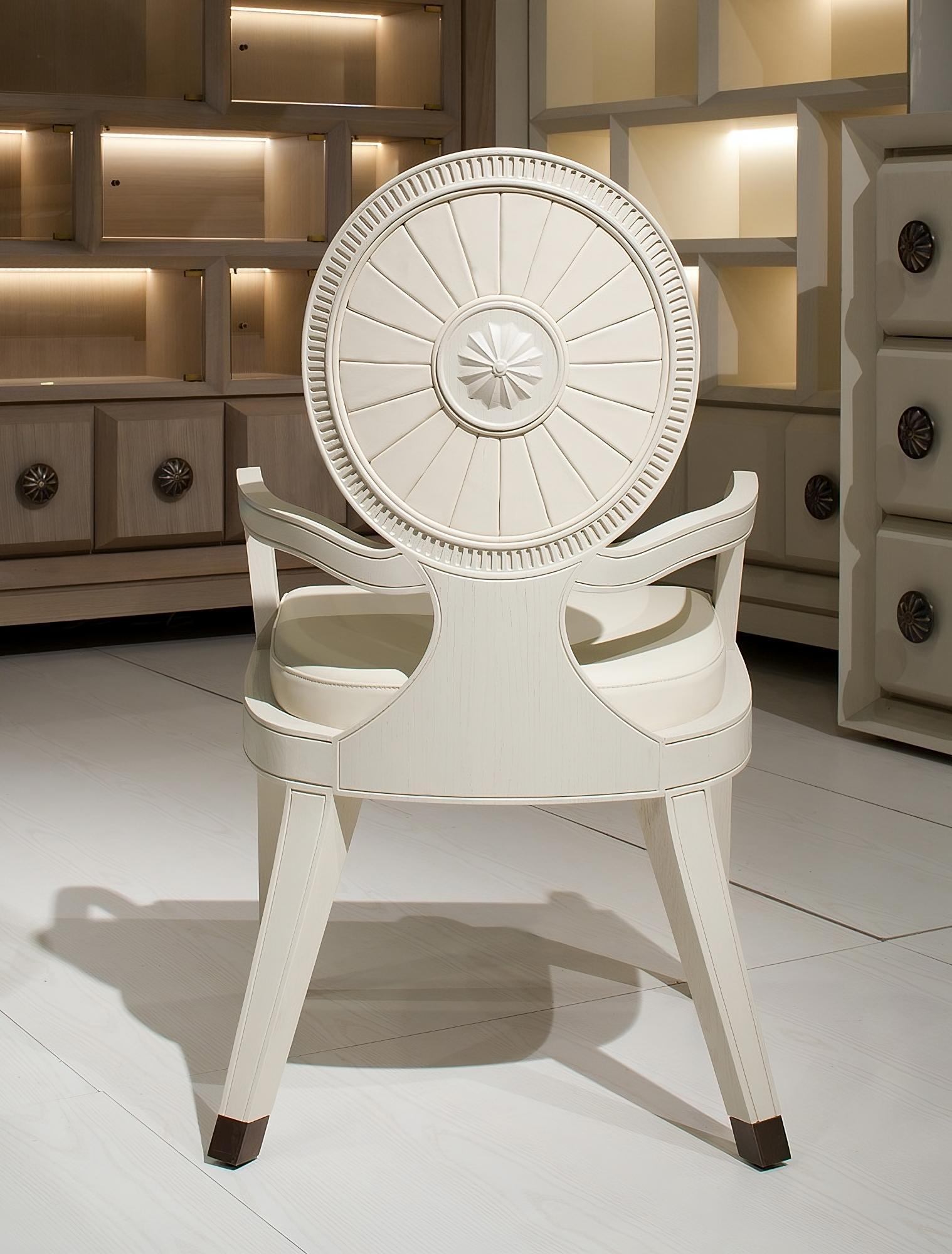 Intagliato a mano Sedia MOON&SUN con braccioli in Oak Oak bianco con schienale intagliato e rivestimento in pelle in vendita