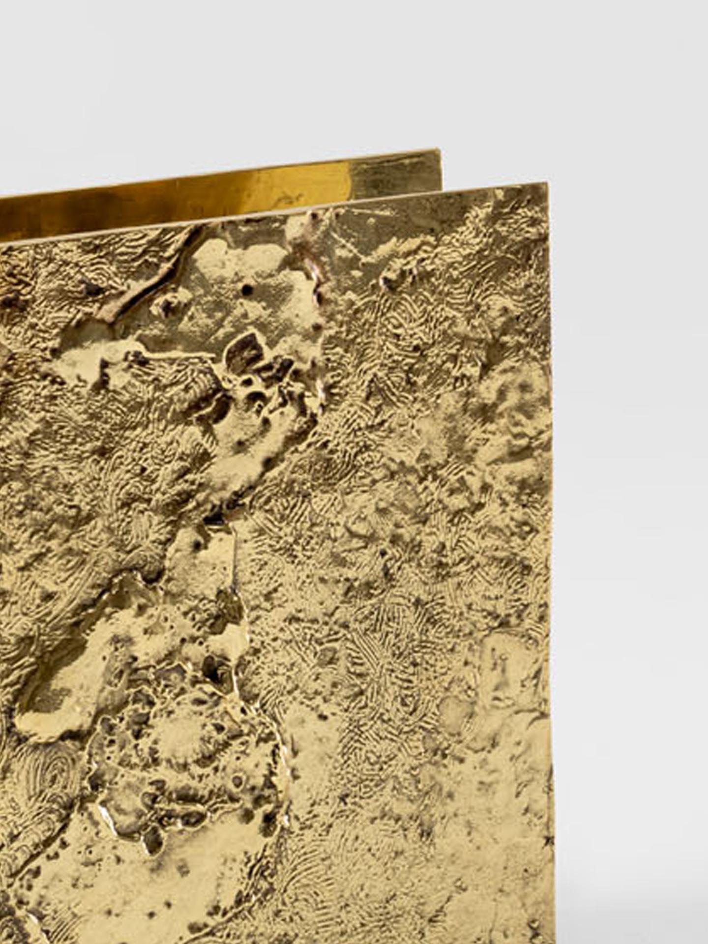 Il vaso Moonwalk MW08, dell'Atelier A, fa parte della Lunar Edition, una collezione che trae ispirazione dai processi spontanei di formazione della terra, incarnando l'energia pulsante della creazione. Ogni pezzo è fatto a mano in Italia e può