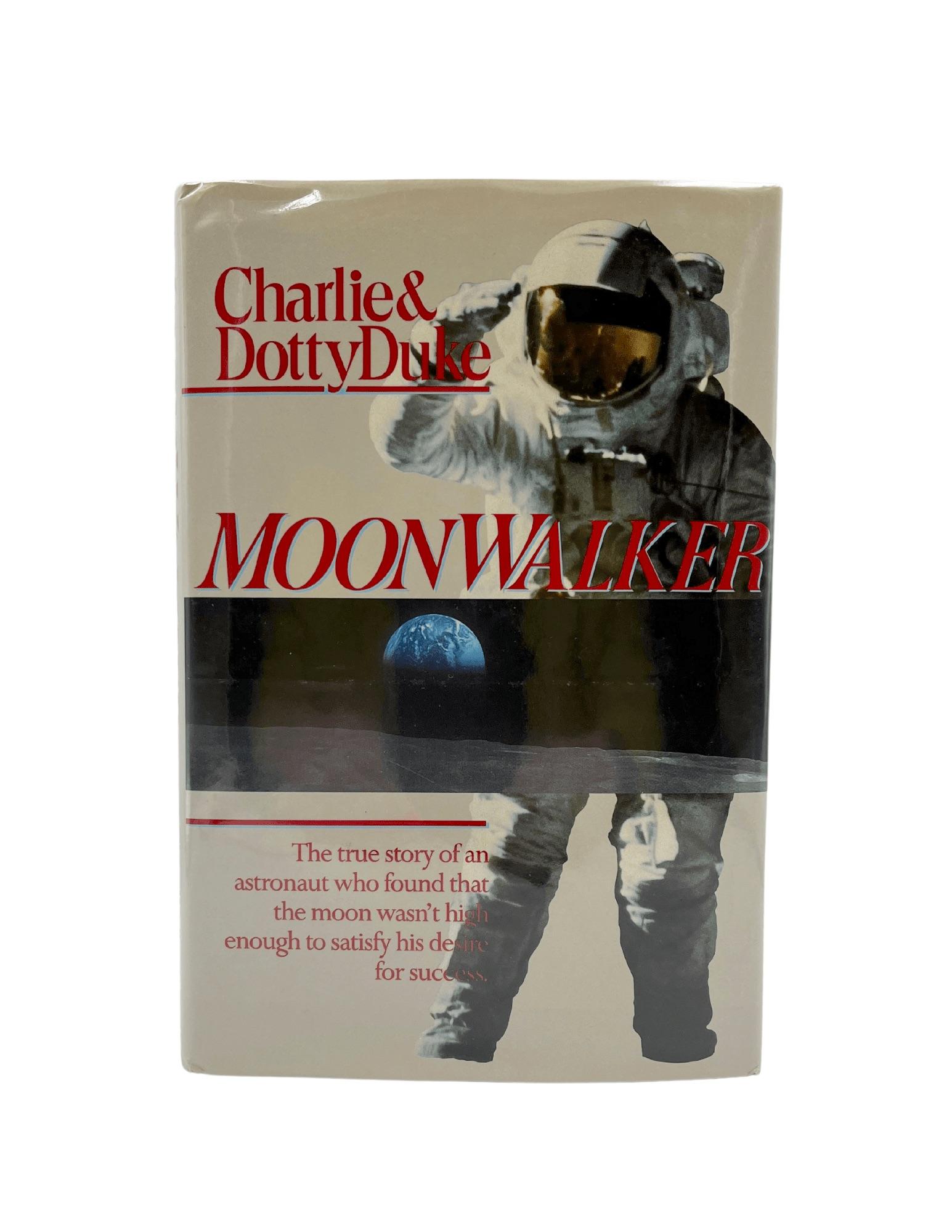 Duke, Charlie y Dotty Duke. Moonwalker. Nashville: Oliver Nelson, 1990. Primera edición. Firmado e inscrito por Charlie  y Dotty Duke en la media página del título. Sobrecubierta original y tapas duras rojas con títulos dorados en el lomo. Con nuevo
