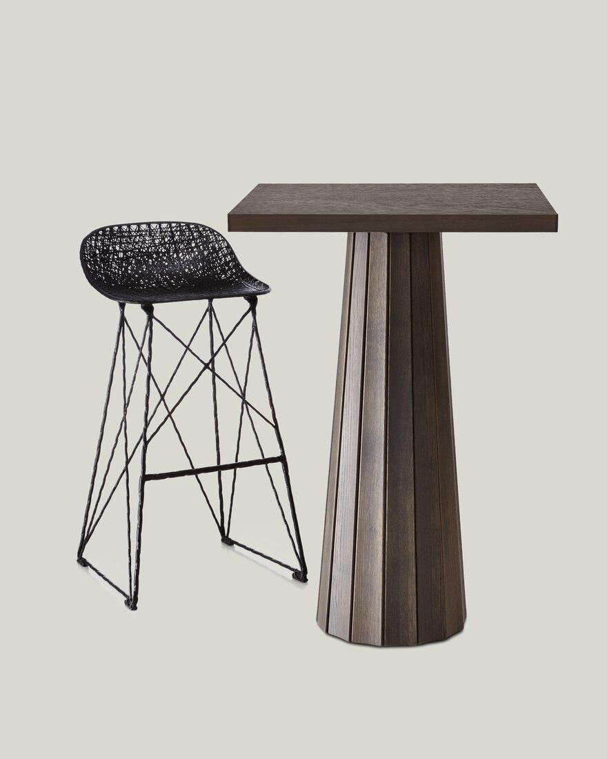 Moderne Moooi 10636 Container Grande table de bar carrée avec pied Bodhi en wengé teinté chêne en vente