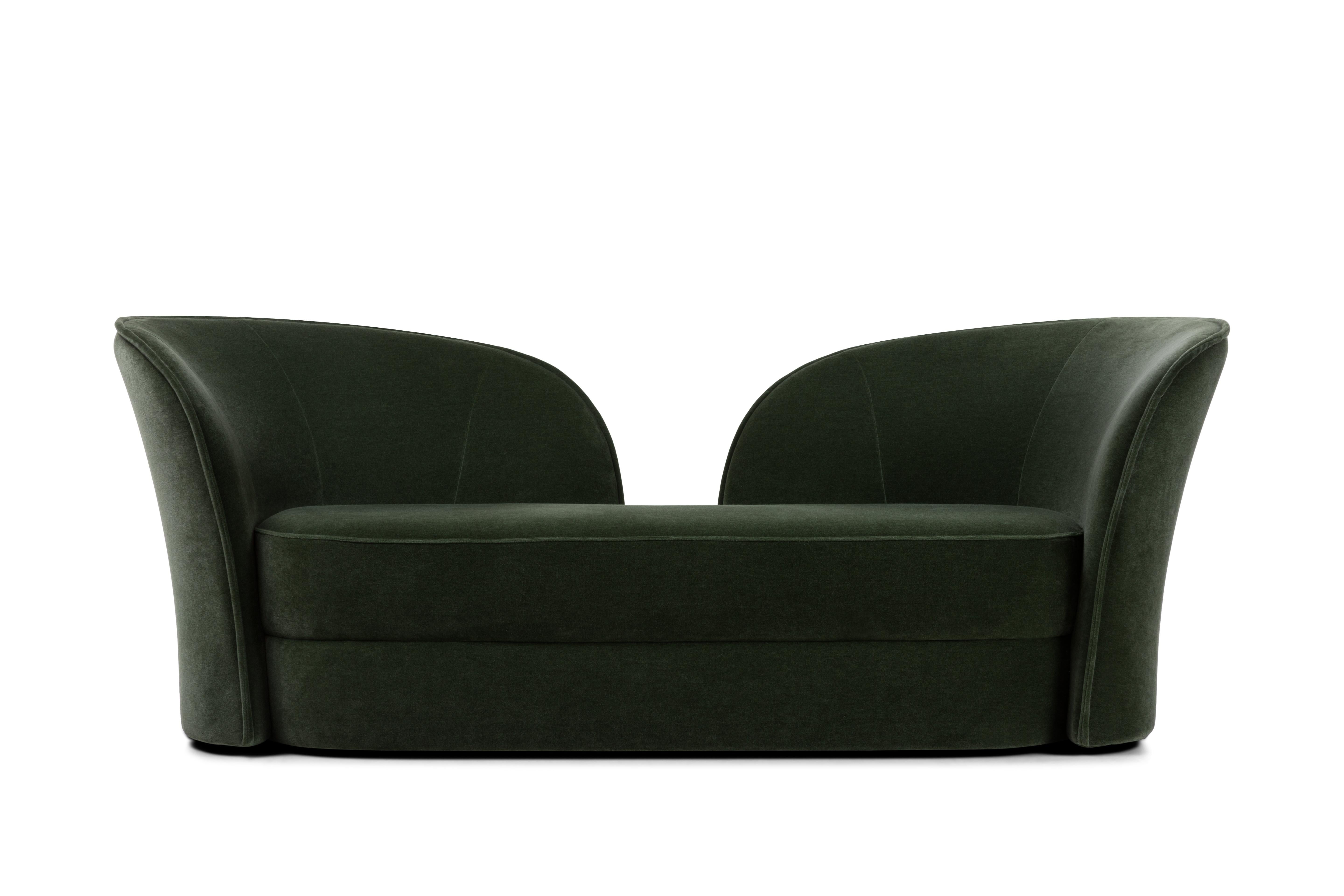 Das Sofa Aldora von Cristina Celestino ist eine moderne Variante eines klassischen Konzepts. Dieser kultige Sessel hebt sich durch seine skulpturale Rückenlehne von der Masse ab, die zu stundenlangen Gesprächen zu zweit einlädt. Die weichen,