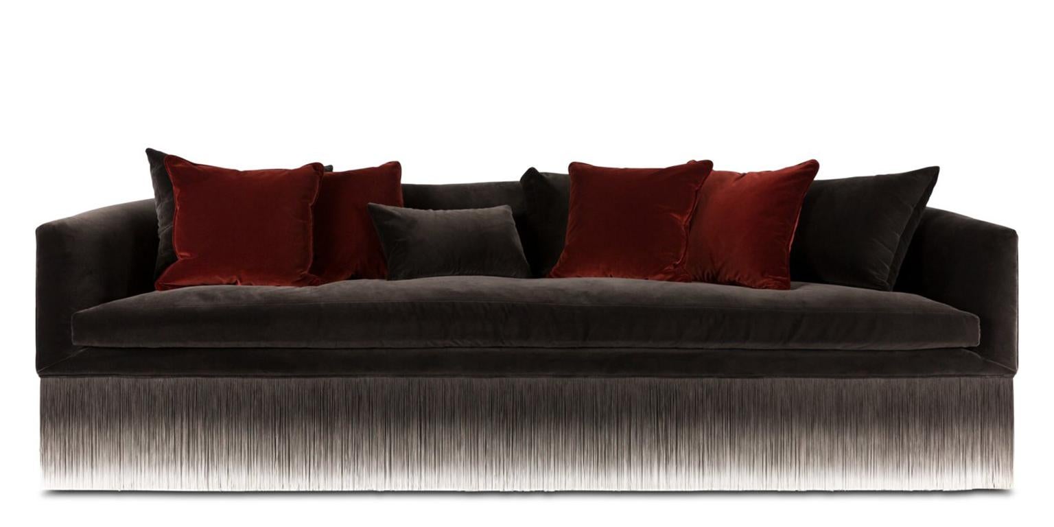 Ein elegantes und bequemes Sofa in herzerwärmendem Samt, sanft schwebend auf langen sinnlichen Fransen, die es schmücken und aufwerten und eine frische Brise Leichtigkeit in den Raum bringen: das ist For You von Lorenza Bozzoli. Die großzügigen