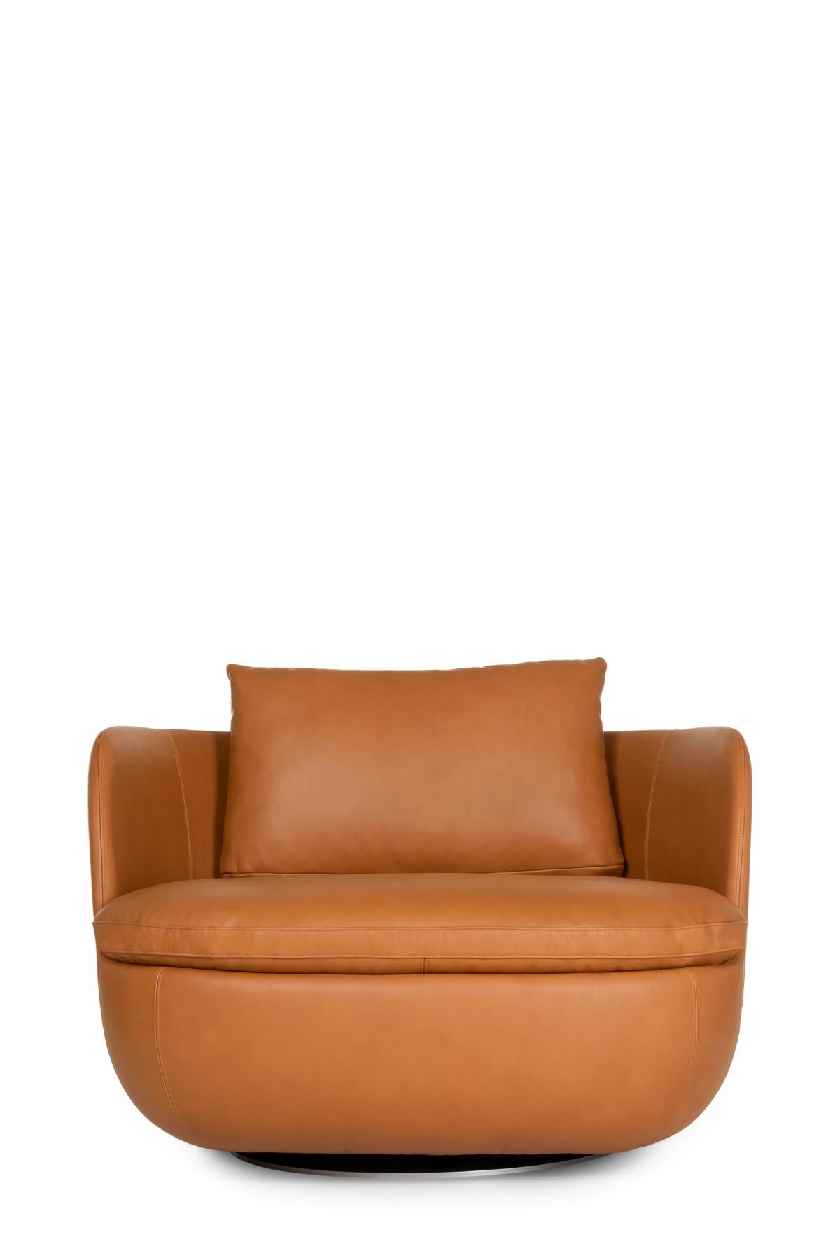 Le fauteuil Bart apporte une sorte de grandeur sympathique à votre intérieur. Cette monoplace rend encore plus justice aux formes arrondies de la famille Bart, notamment avec le pied pivotant optionnel qui effectue un mouvement circulaire. Vous avez