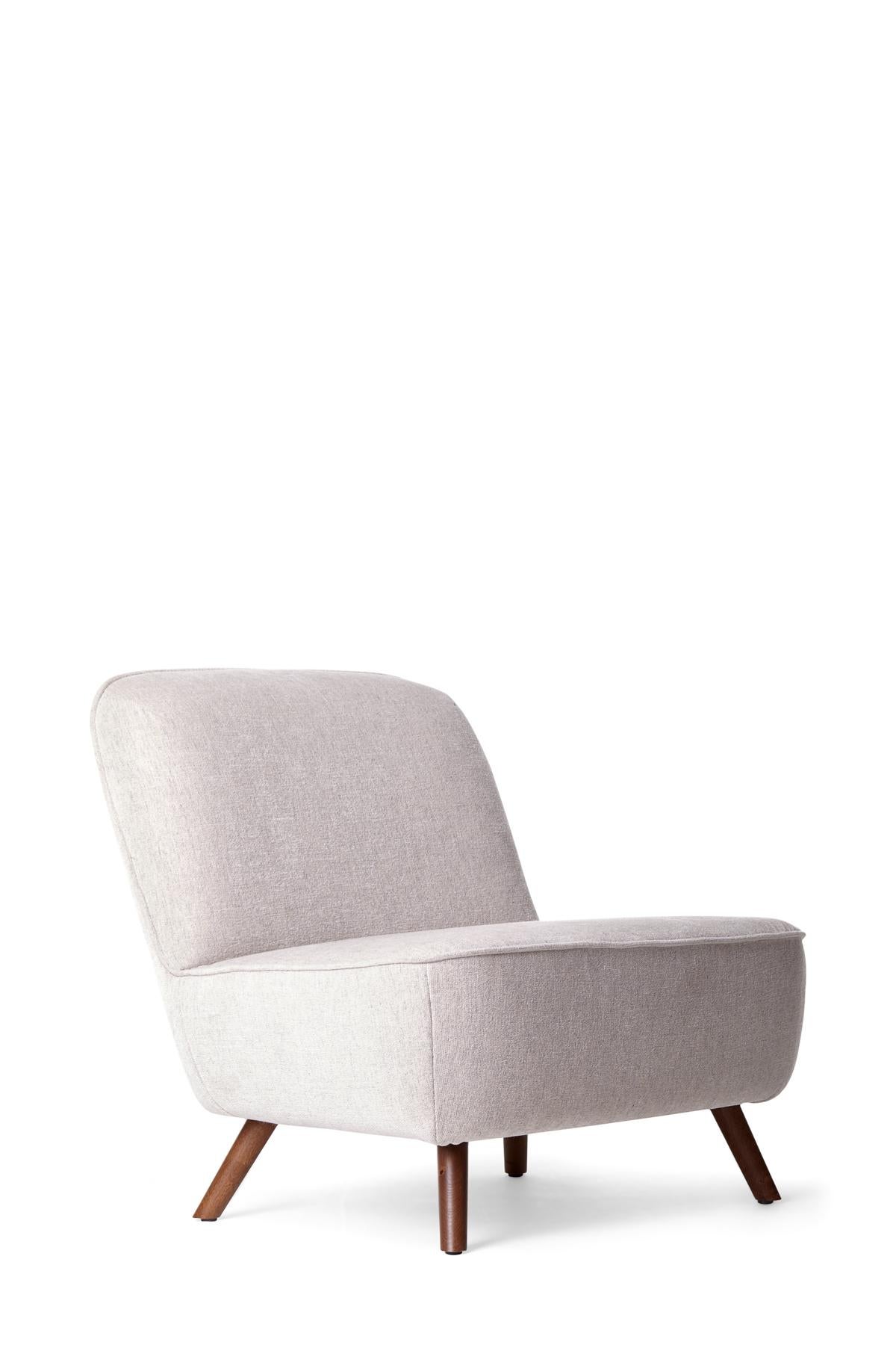 Mix the lightness of your favourite cocktail with the weight of Dutch historical heritage, while comfortably lounging in Marcel Wanders’ Cocktail chair. Its straightforward design is luxuriously enveloped in a stylish signature woven textile,