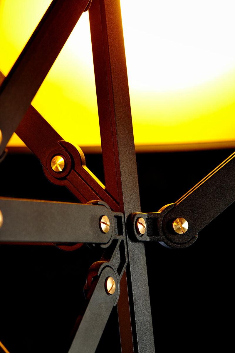 Die Construction-Lampe entspringt einer hellen Neugierde, kombiniert mit fachmännischem Können, industriellen Werkzeugen und einem Hauch von spielerischer Leidenschaft für altes Konstruktionsspielzeug. So nehmen die Details und Verbindungen der