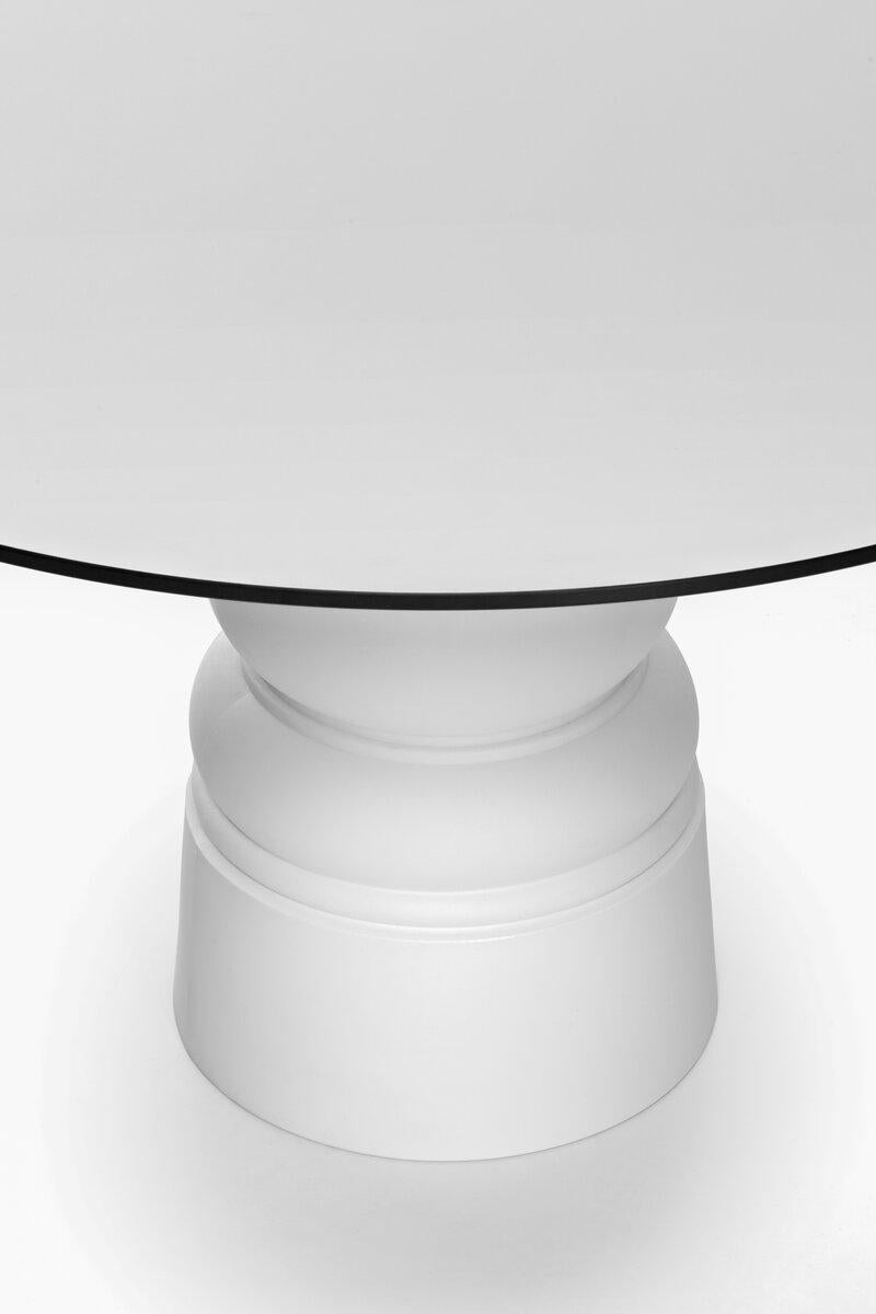 La Container Table New Antiques Oval, conçue par le studio Marcel Wanders, est la sœur ornementale de la table classique. Le pied apporte l'élégance des meubles anciens dans votre maison, avec une touche de modernité. Fabriquée dans un matériau