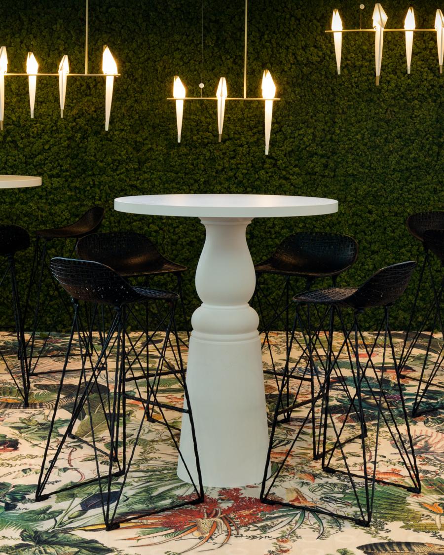 Der Container Bar Table New Antiques, entworfen vom Studio Marcel Wanders, ist der ideale Ort für einen schnellen Kaffee, ein Gespräch unter vier Augen oder einen langsamen Drink am Nachmittag. Der ornamentale Sockel hat die Eleganz eines antiken