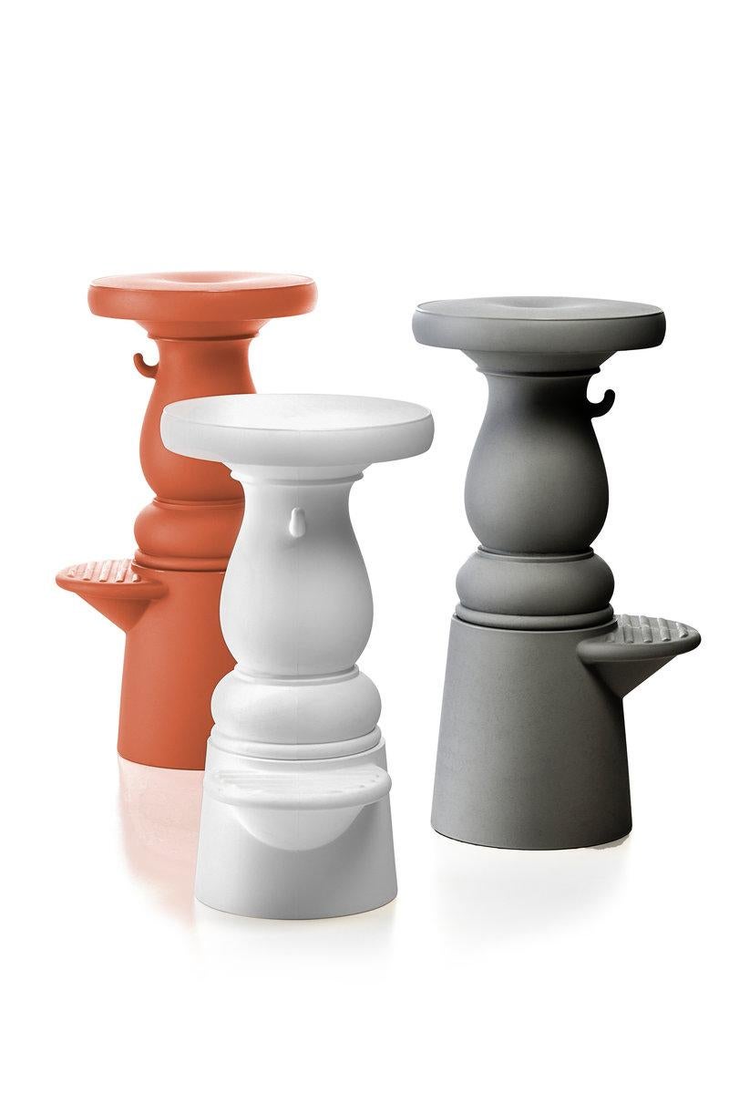 Bella vista lassù? Completa il tuo tavolo Container con lo sgabello Container Bar e dai un tocco di allegria al pranzo. Lo sgabello Container Bar è leggero e disponibile in diversi colori.

Informazioni aggiuntive:
Materiale: PE
Finitura: