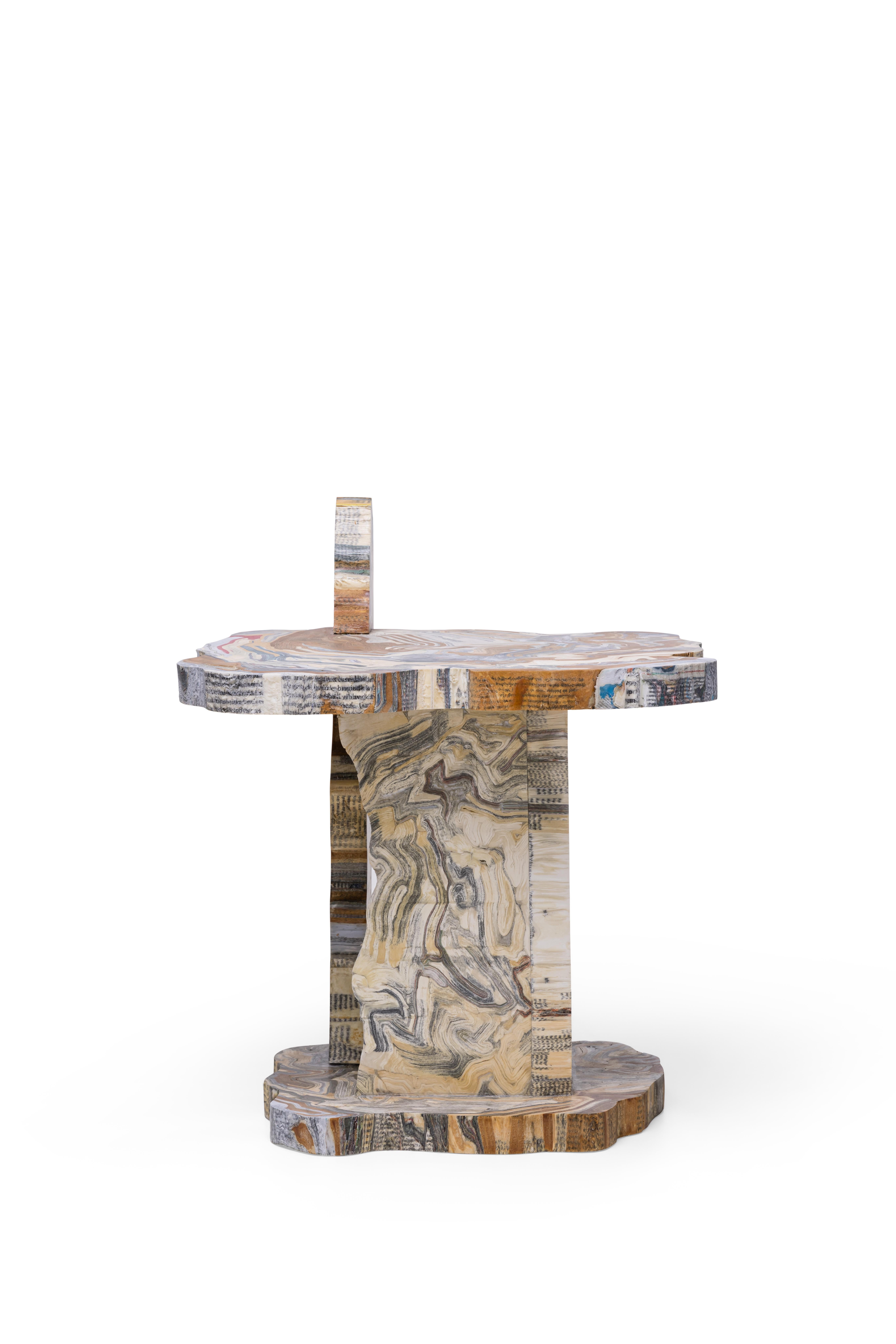 William Zwiers présente la table d'appoint Transformed Remnants, une fusion captivante de durabilité et de créativité. Chacune des dix tables de l'édition est fabriquée à partir de vieux livres réutilisés, méticuleusement trempés dans un mélange