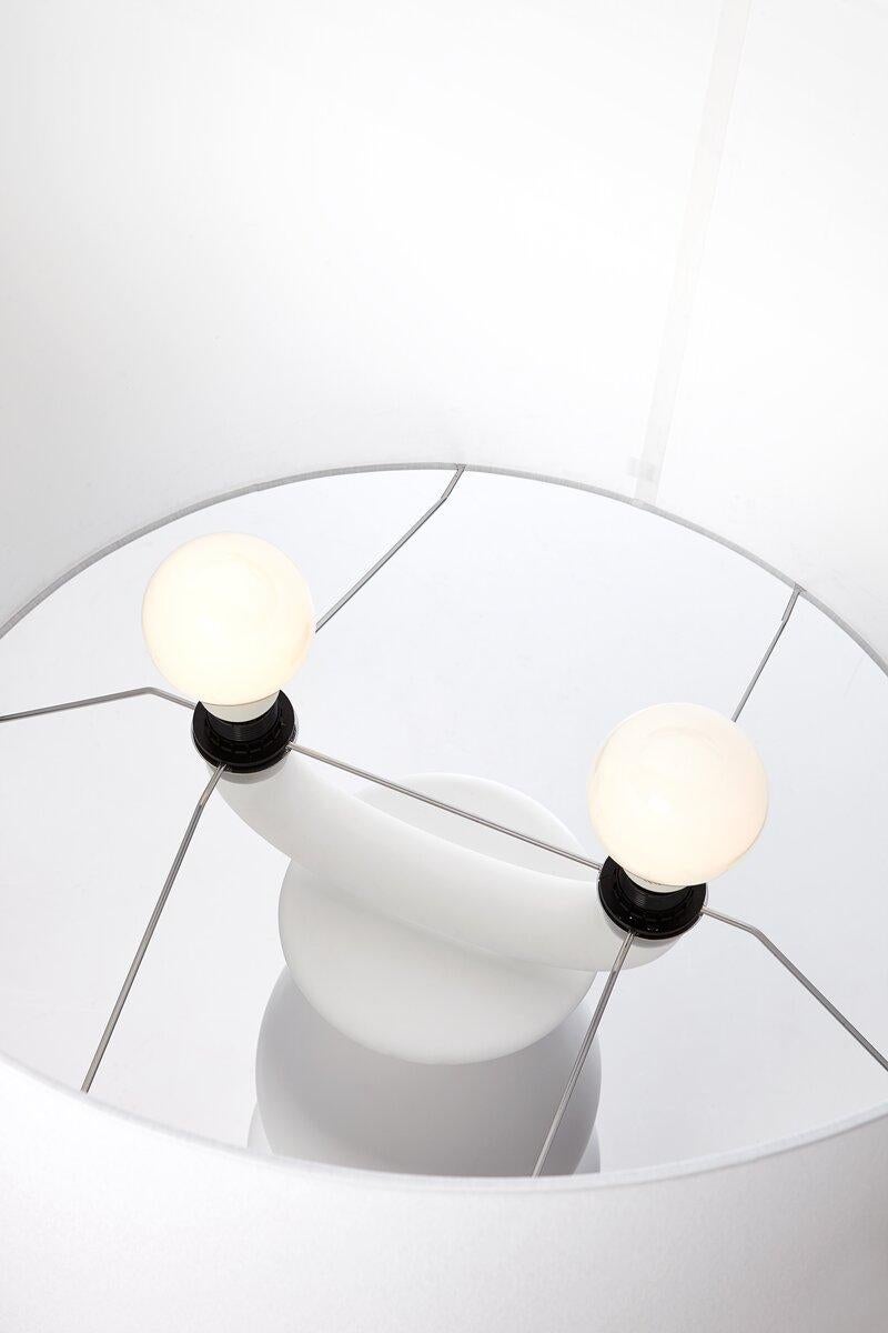 Moooi Farooo, mittelgroße Stehlampe mit weißem Glasfuß und Laminatschirm (Moderne) im Angebot