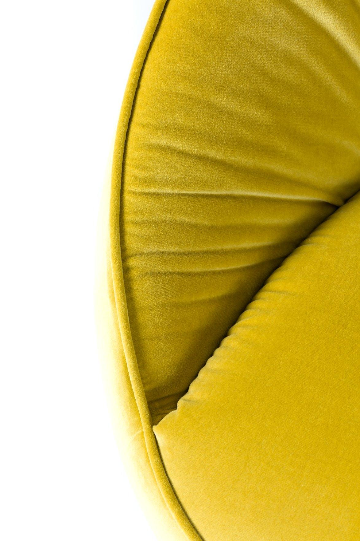 Moooi Hana Drehstuhl mit Flügelrückenlehne in Harald 3, 443 gelbe Polsterung im Zustand „Neu“ im Angebot in Brooklyn, NY