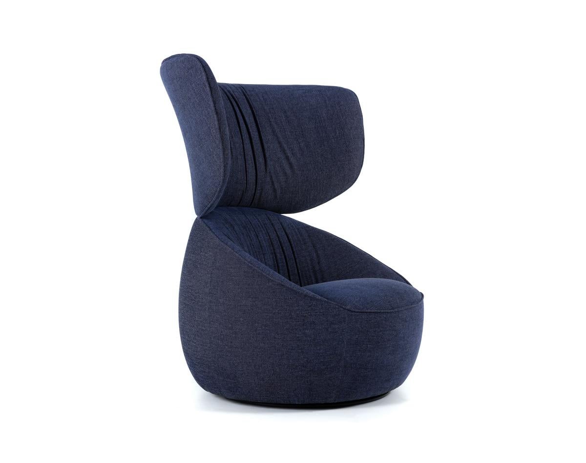 Moooi Hana Drehstuhl mit Flügellehne aus Liscio, Grigio-blaue Polsterung (Niederländisch) im Angebot