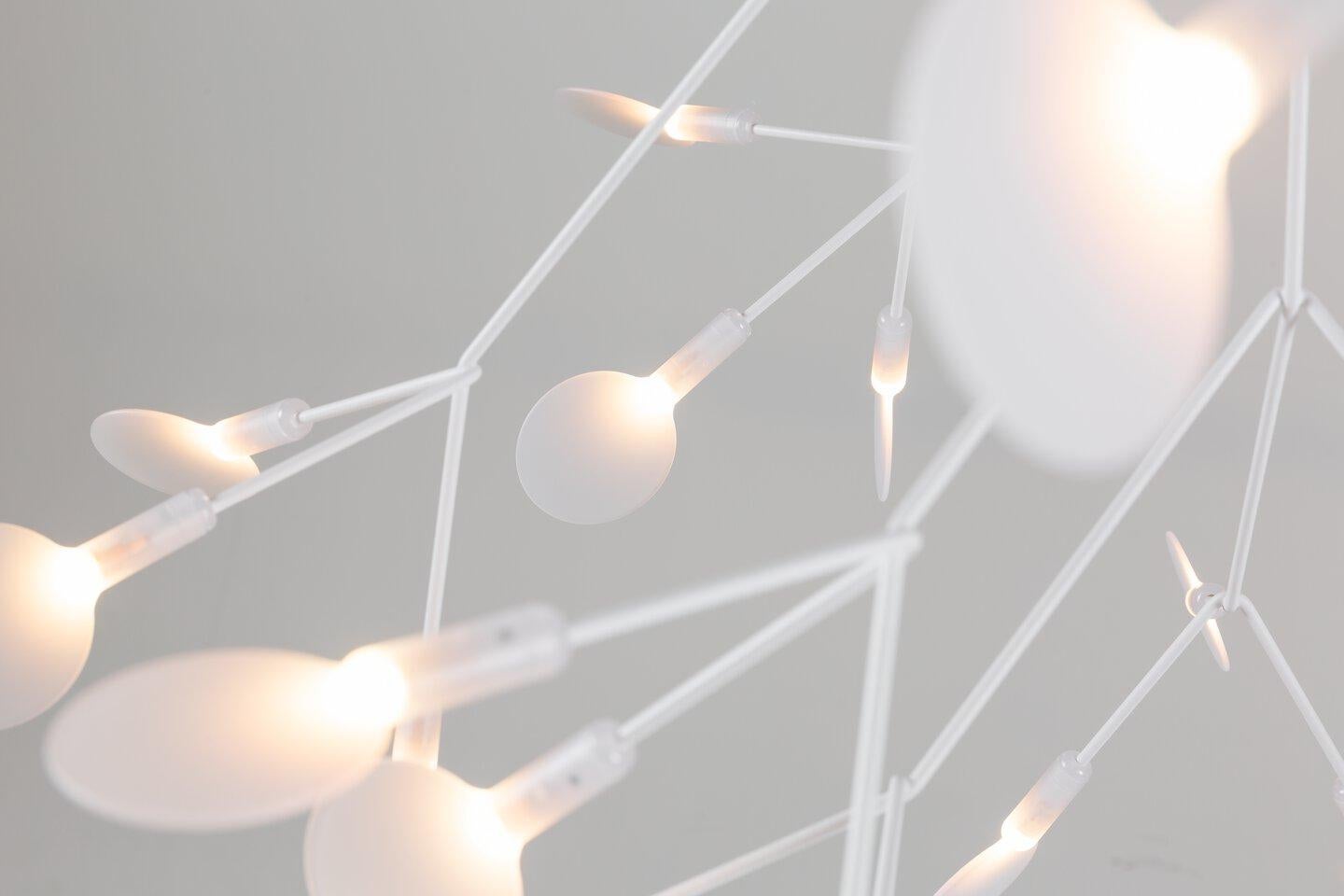 Nature meets technology in the Heracleum II Suspended by Bertjan Pot. This airy LED lamp is inspired by the flowering plant of the same name that can grow as high as 5 metres. The white leaves in the Heracleum II Suspended ramify from one branch
