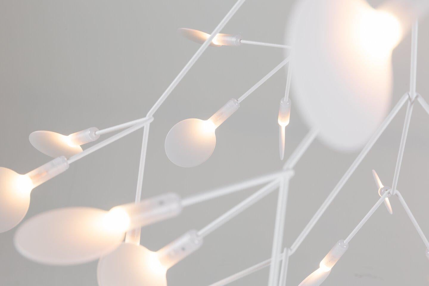 La natura incontra la tecnologia nel modello Heracleum II Suspended di Bertjan Pot. Questa ariosa lampada a LED si ispira all'omonima pianta da fiore che può raggiungere i 5 metri di altezza. Le foglie bianche dell'Heracleum II Suspended si diramano