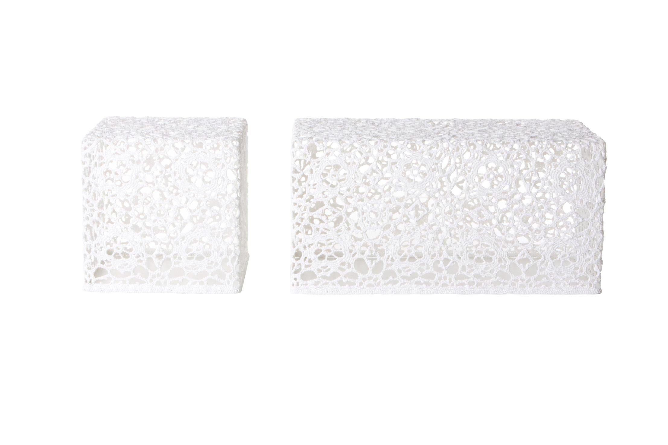 Qui aurait jamais pensé à un crochet lacéré en forme de table ? Défiant toutes les capacités du tissu, la table Crochet lacée est l'accessoire ultime pour tout intérieur.

Informations complémentaires :
Matériau : Coton, résine époxy
Finition :