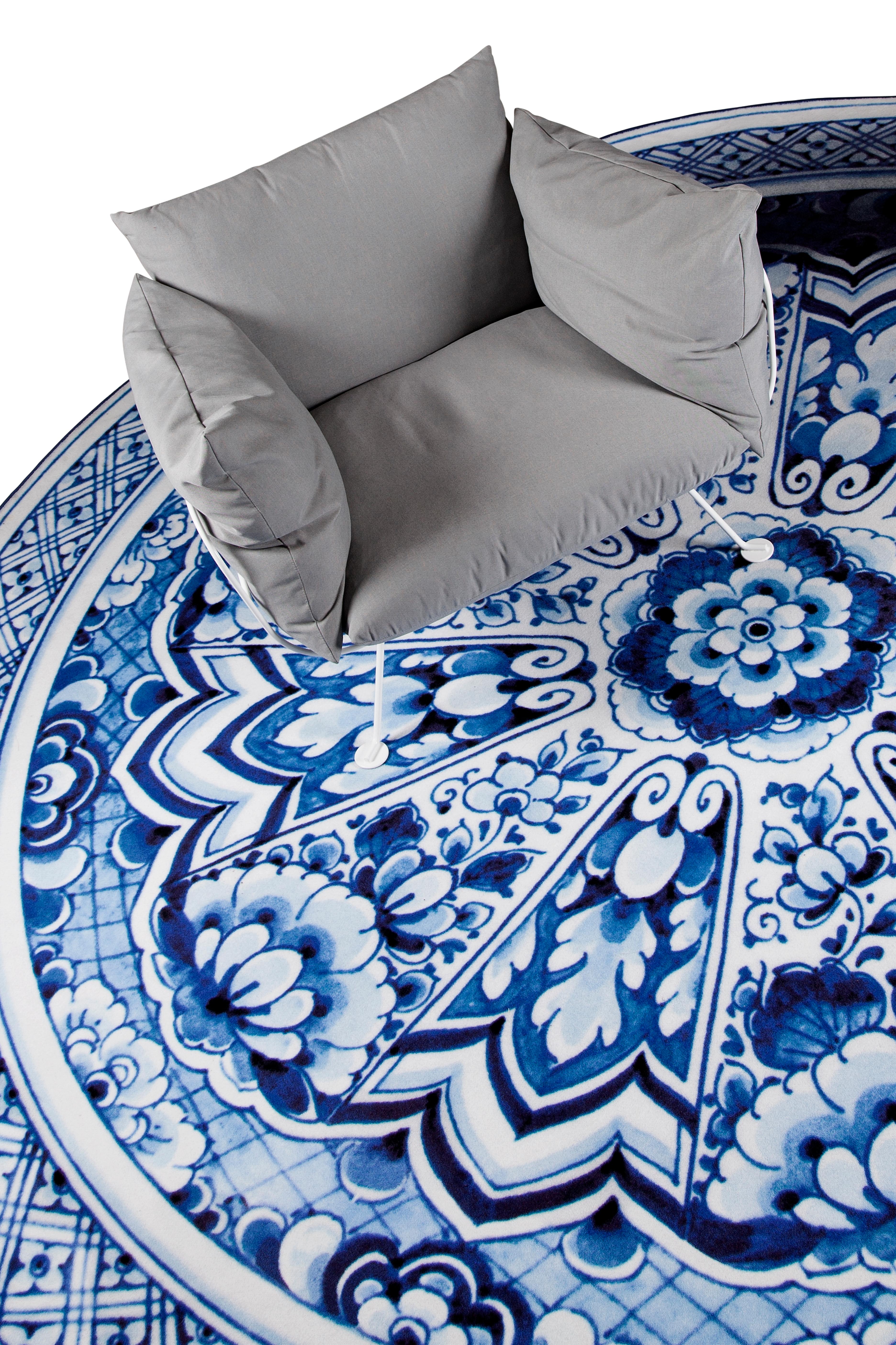 Großer Delfter Tellerteppich in Blau aus Polyamide mit tiefem Flor von Marcel Wanders Studio, Moooi (Polyester) im Angebot
