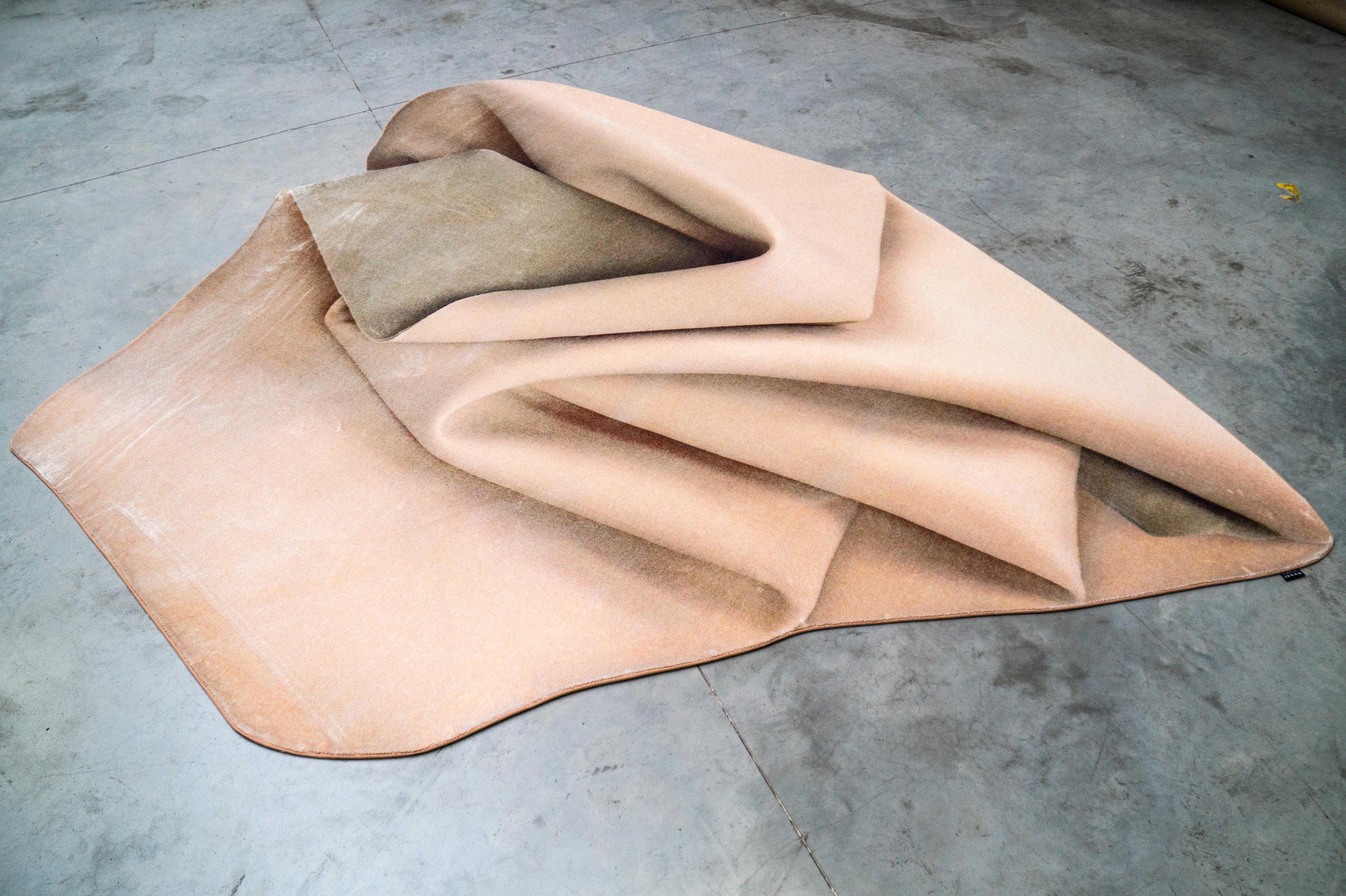 Néerlandais Grand tapis Moooi plié couleur chair en polyamide de tissu souple par Celia Hadeler en vente