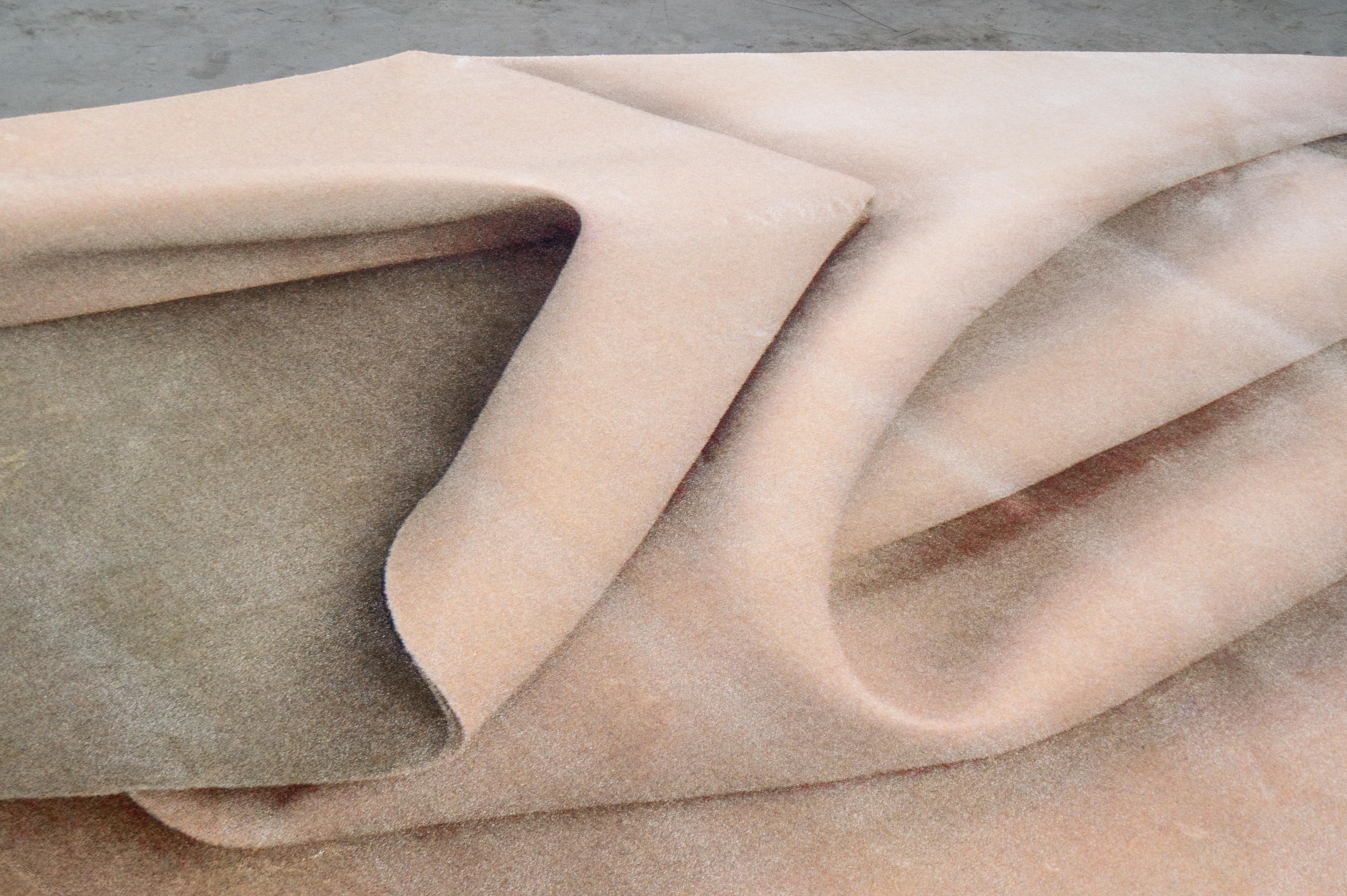 Tappeto Moooi Large Nude Fold in lana con finitura a orlo cieco di Celia Hadeler

Celia Hadeler è un'artista contemporanea che vive nei Paesi Bassi. Il suo lavoro consiste in contraddizioni e contrasti. Avendo origini peruviane e tedesche, Celia è