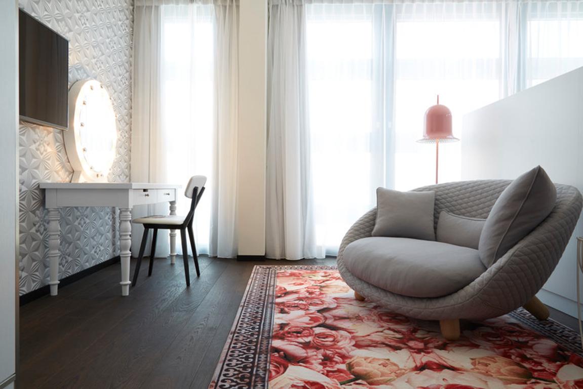 sofa mit hohen beinen