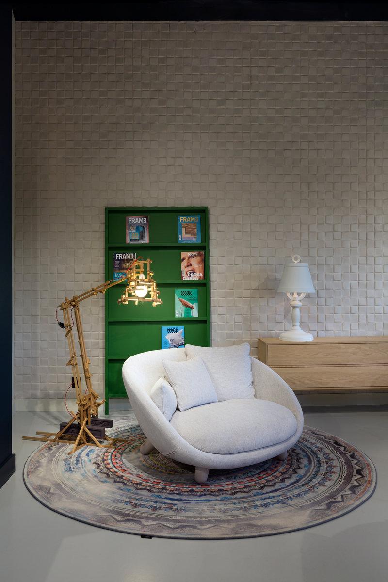 Moooi Love Sofa mit hoher Rückenlehne aus Dodo Pavone-Jacquard-Polsterung und weißen Waschbeinen (21. Jahrhundert und zeitgenössisch) im Angebot